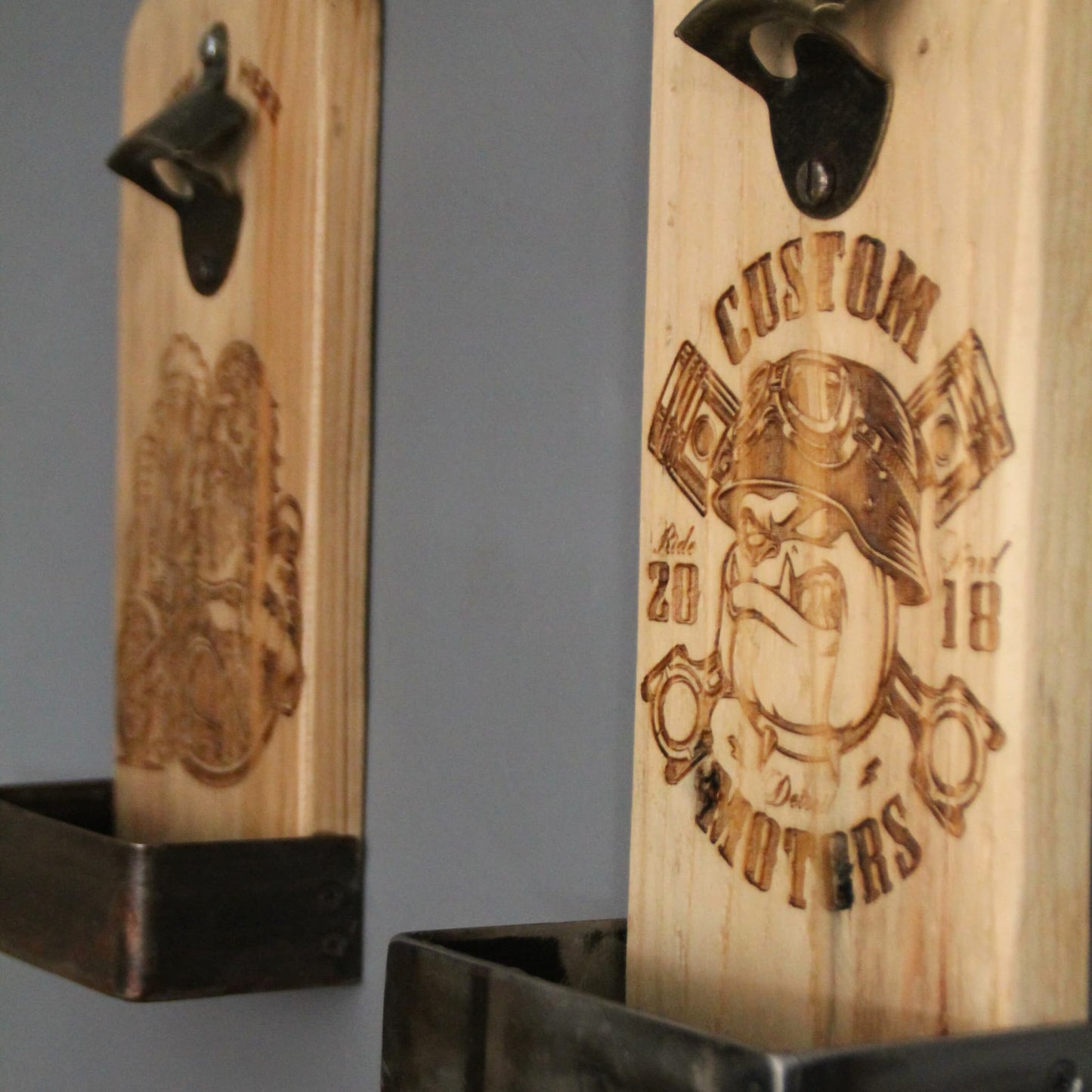 Décapsuleur mural en bois de palette recyclé, avec un design de bulldog motard, pistons et biker avec choppe de bière – Parfait pour les amateurs de moto.