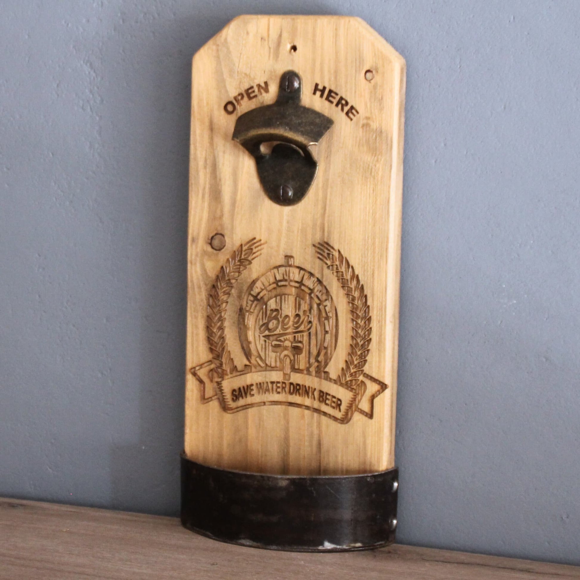 Décapsuleur mural artisanal en bois recyclé et métal. Gravure "Save water drink beer". Pièce unique