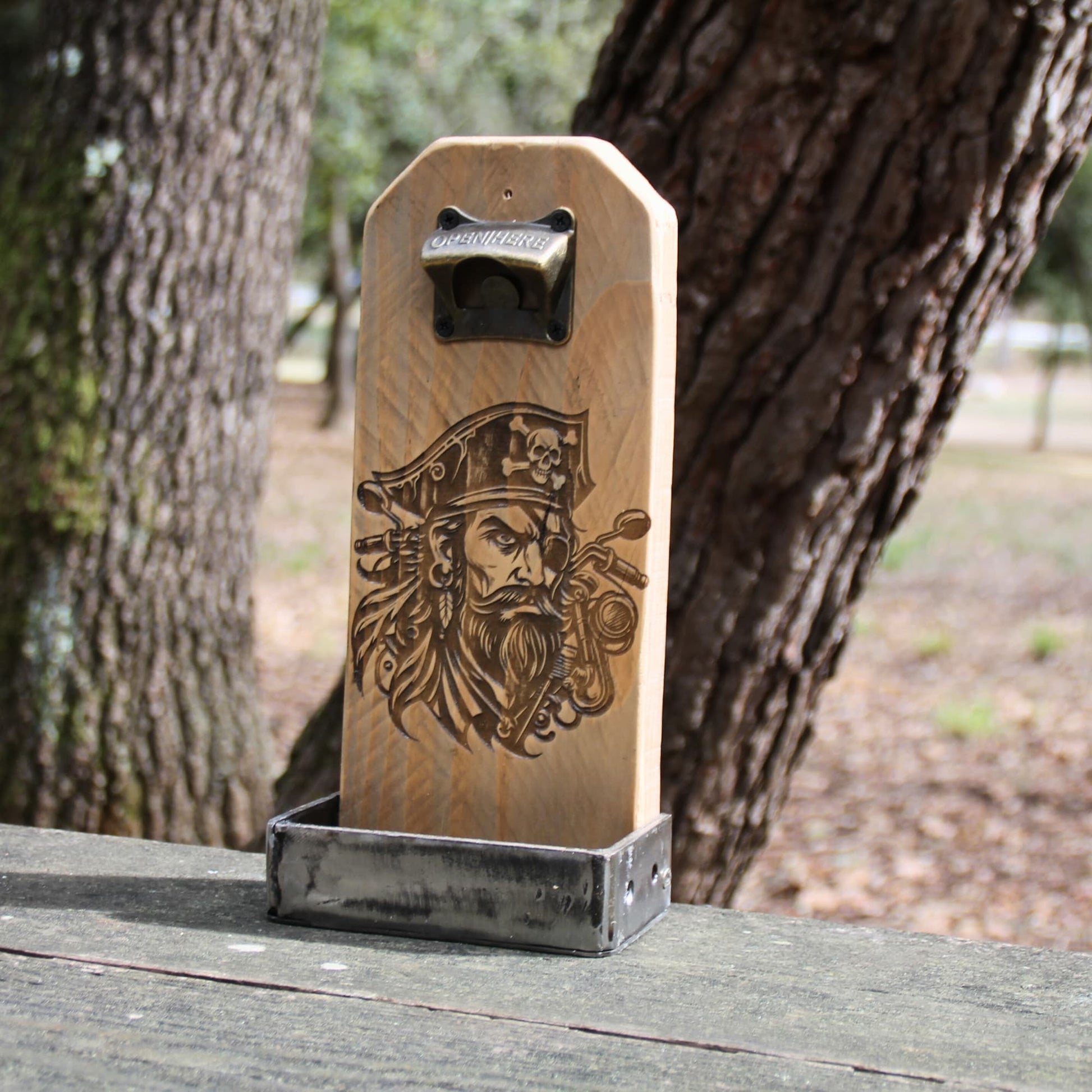 Décapsuleur bière mural artisanal gravé d'un pirate bikeur