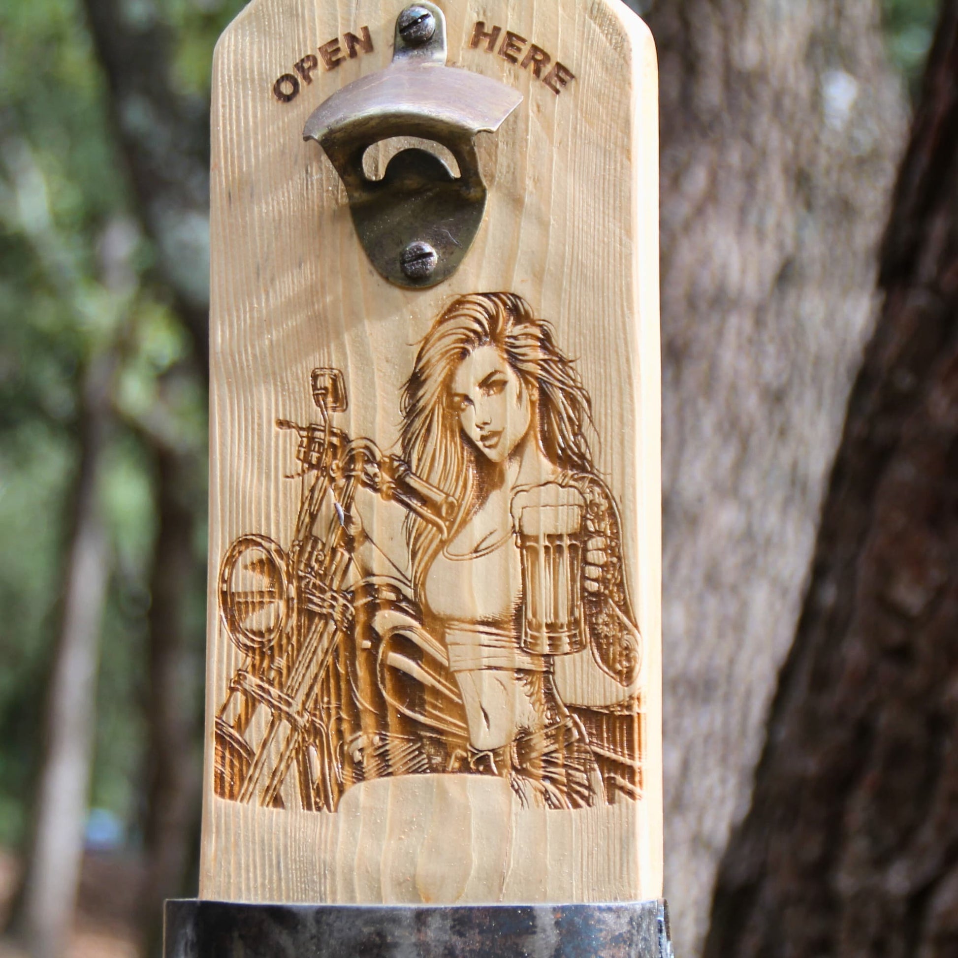 Détail de la gravure motarde sur harley du décapsuleur mural artisanal