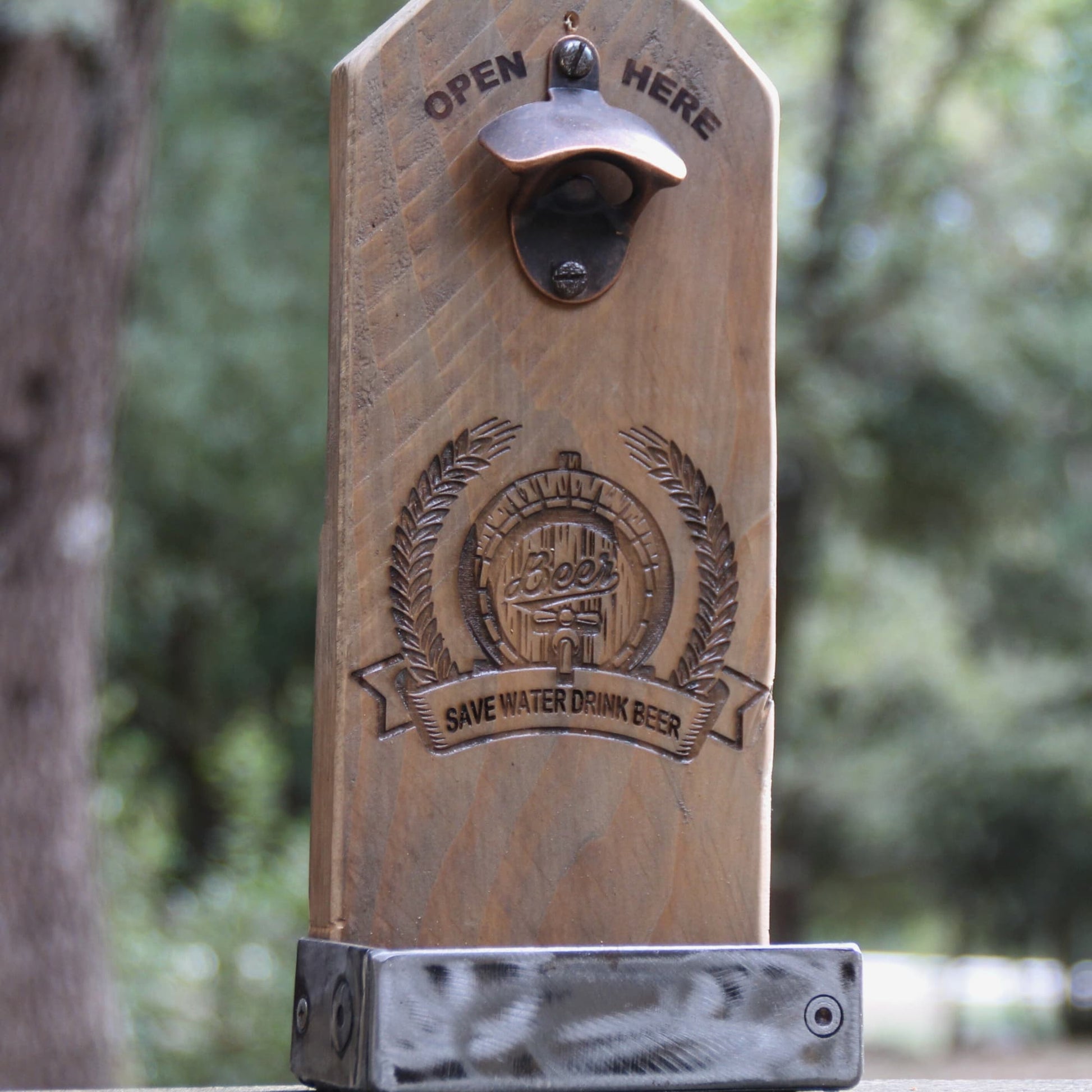 Décapsuleur artisanal en bois et métal recyclé gravé "save water drink beer"