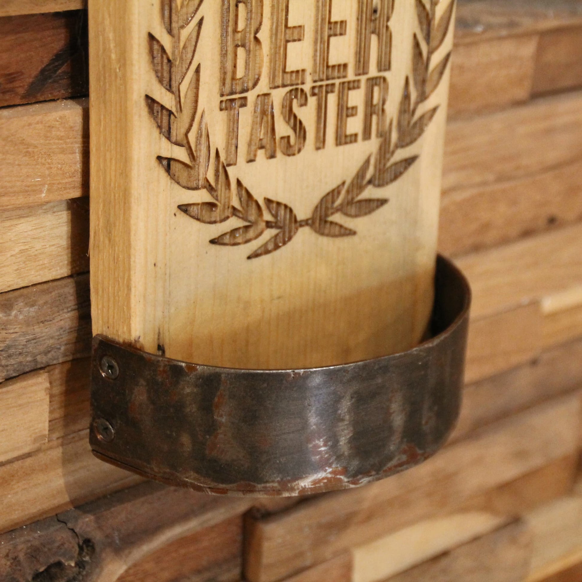 Zoom sur le bac de récupération de capsules en forme arrondi du décapsuleur en bois fait à la main et gravé "Professional Beer Tester".