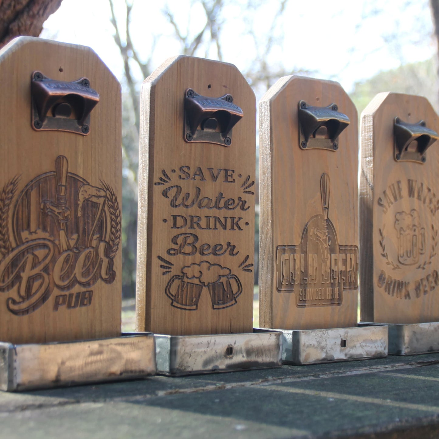 Décapsuleurs muraux en bois et gravures sur le thème de la bière