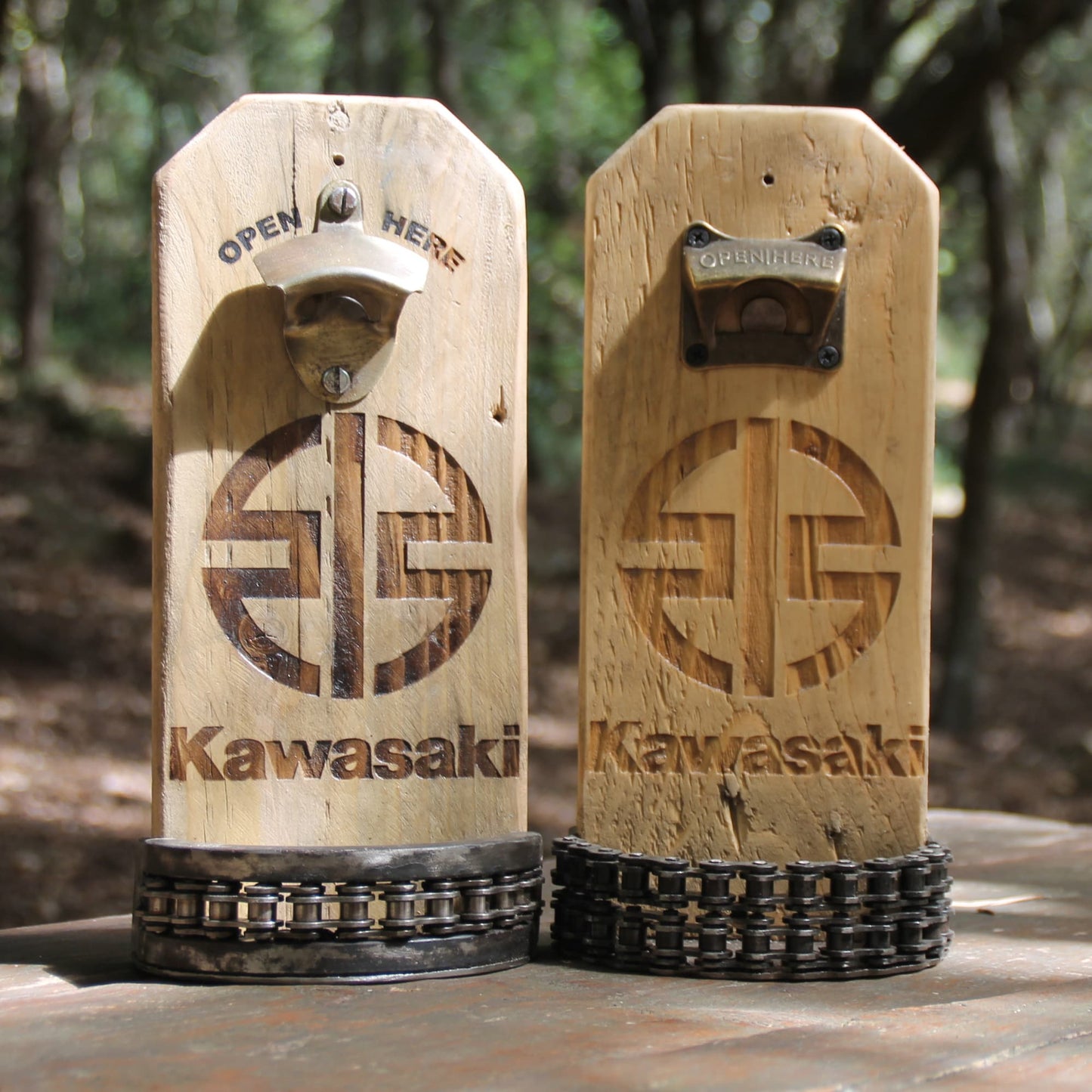 Décapsuleurs muraux en bois gravé du logo Kawasaki et bac en chaine de moto