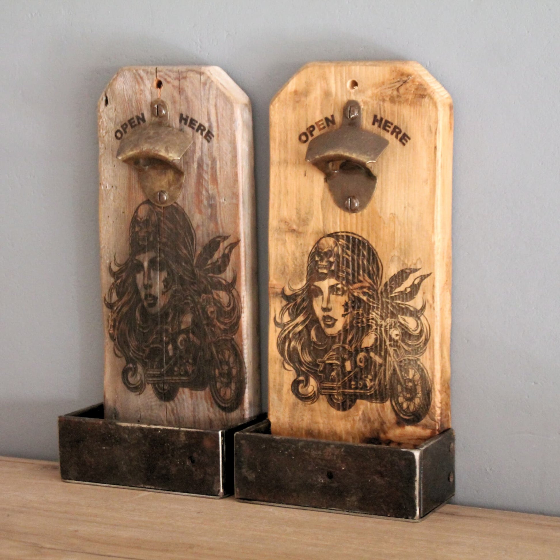 Décapsuleurs muraux en bois et métal recyclé. Fait main. Gravure pirate motarde sexy. Pièces uniques.