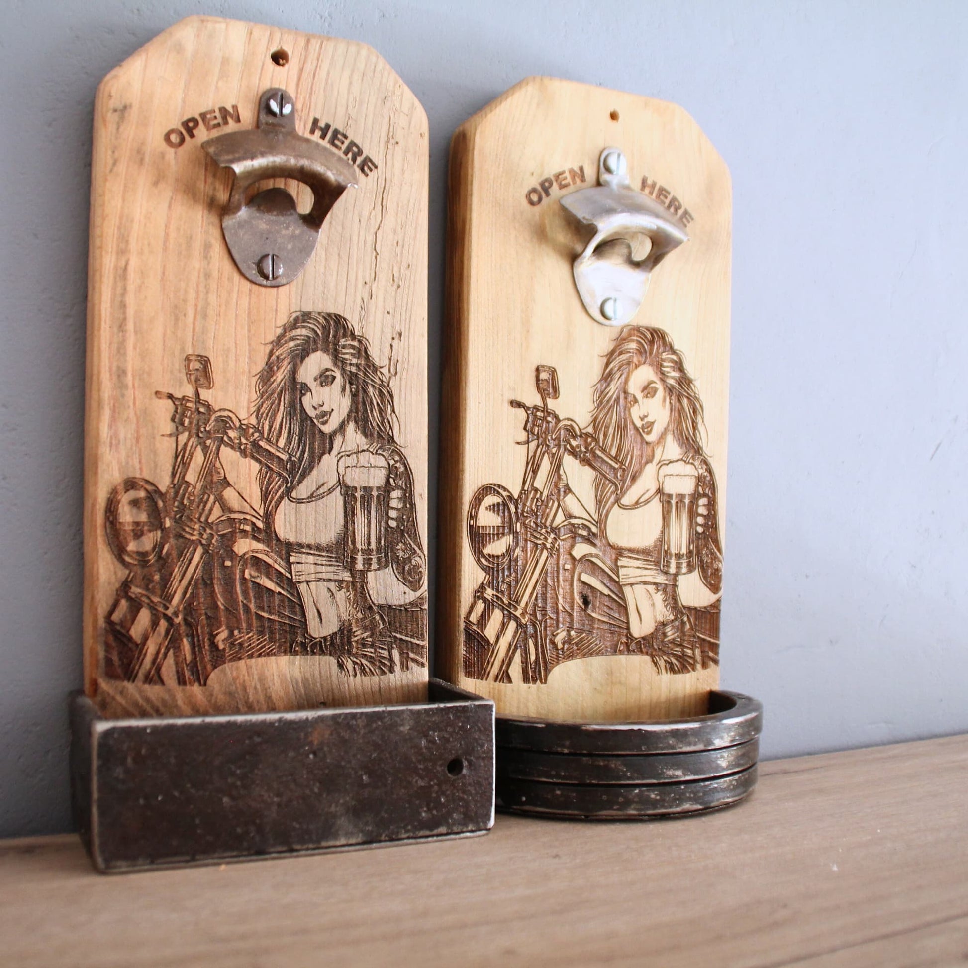 Décapsuleurs muraux artisanal en bois recyclé et métal. Gravure motarde sexy et chope de bière. Pièce unique.