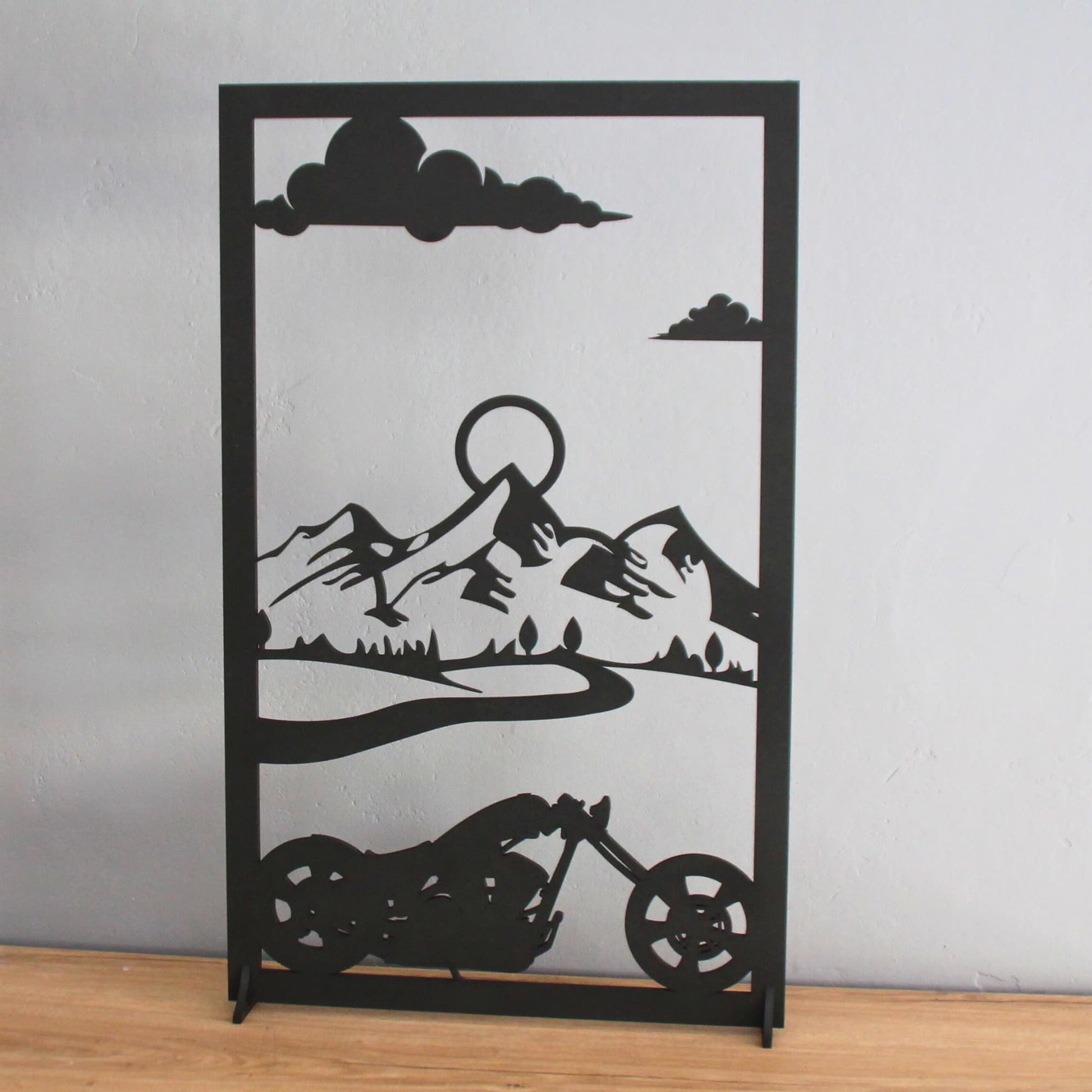 Tableau mural représentant une moto custom sur une route sinueuse en montagne.