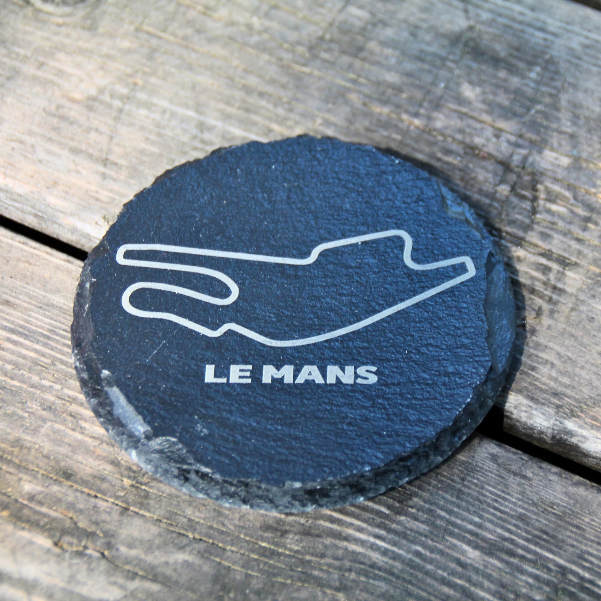 Dessous de verre rond en ardoise naturelle gravé du tracé du circuit Le Mans.