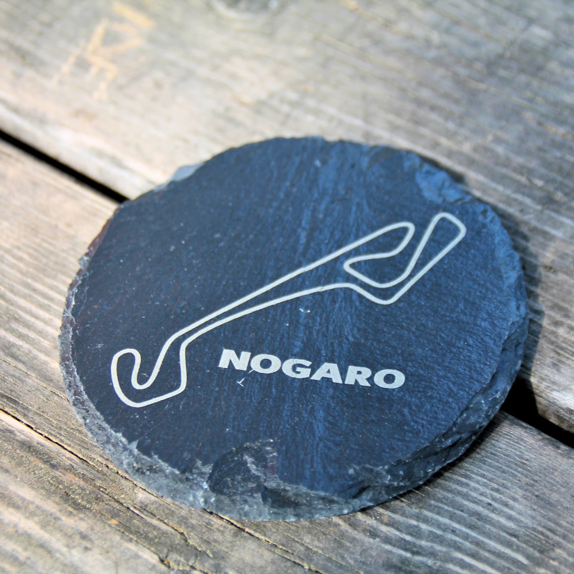 Dessous de verre rond en ardoise naturelle gravé du tracé du circuit Nogaro.