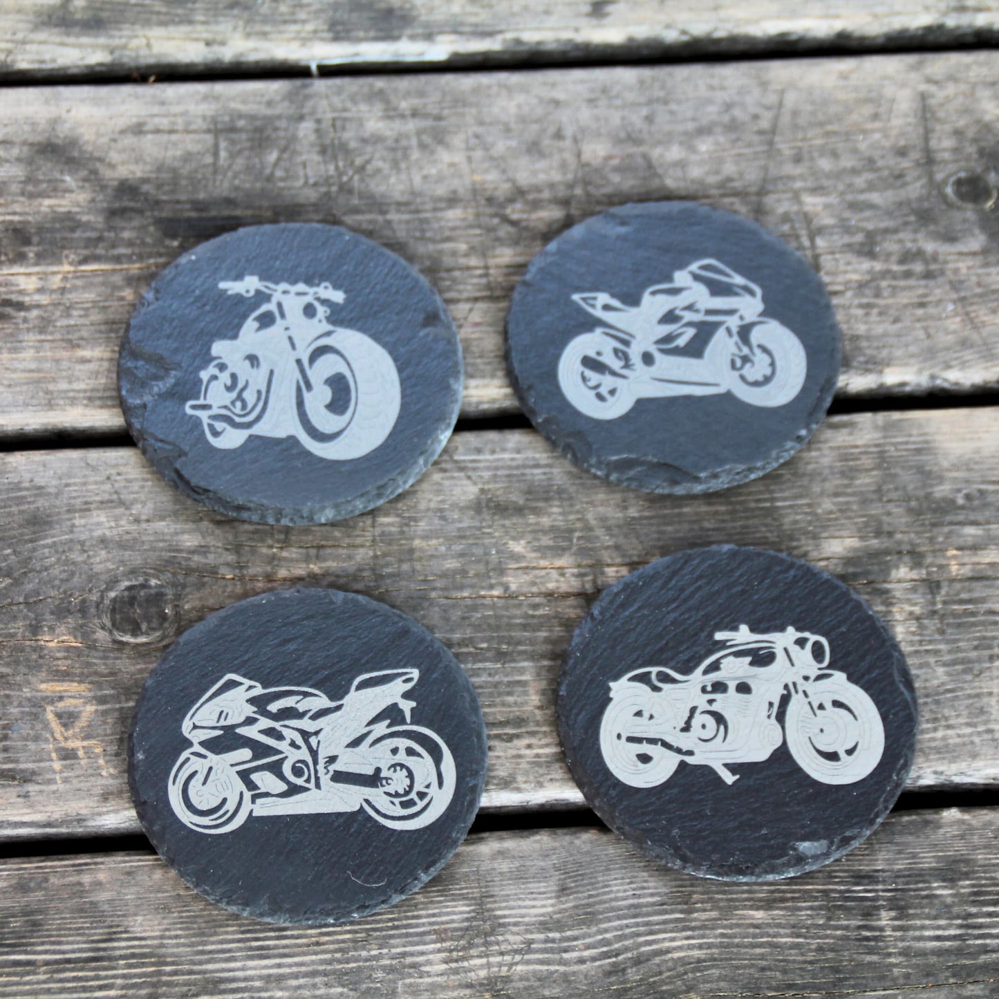 Lot de 4 dessous de verre rond en ardoise naturelle gravés de motos.