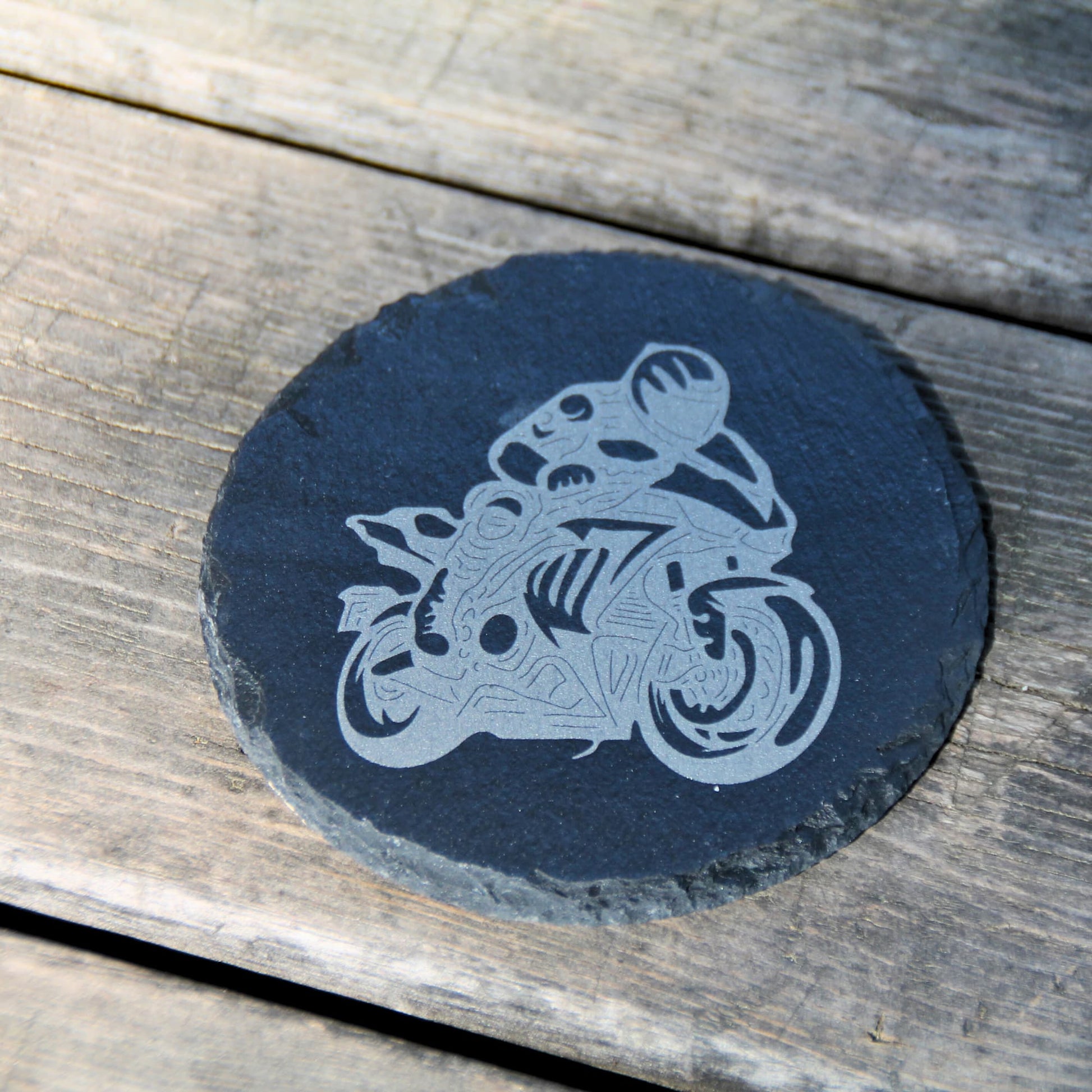 Dessous de verre en ardoise naturelle gravé d'un motard. Idée cadeau originale pour les fan de moto !