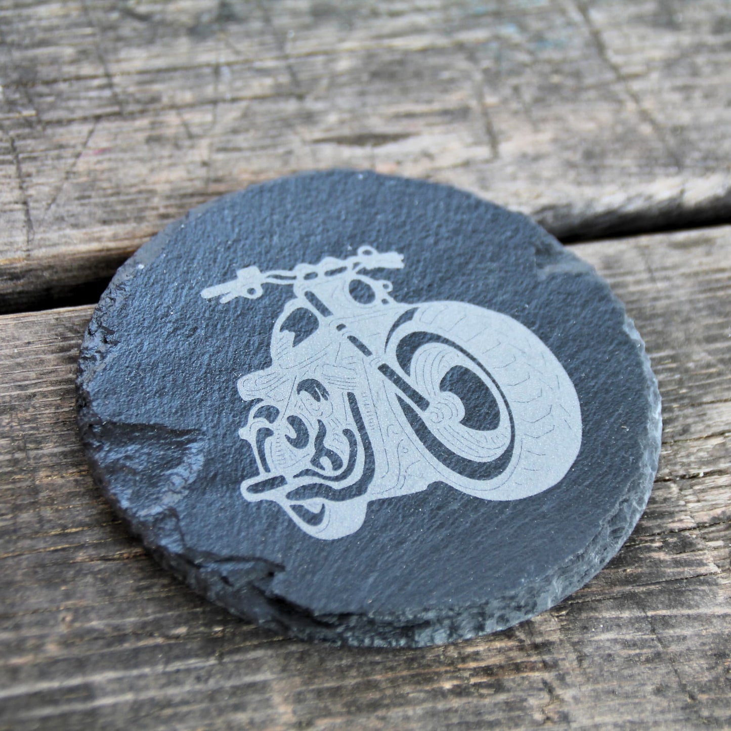 Dessous de verre rond en ardoise naturelle gravé d'une moto de face.