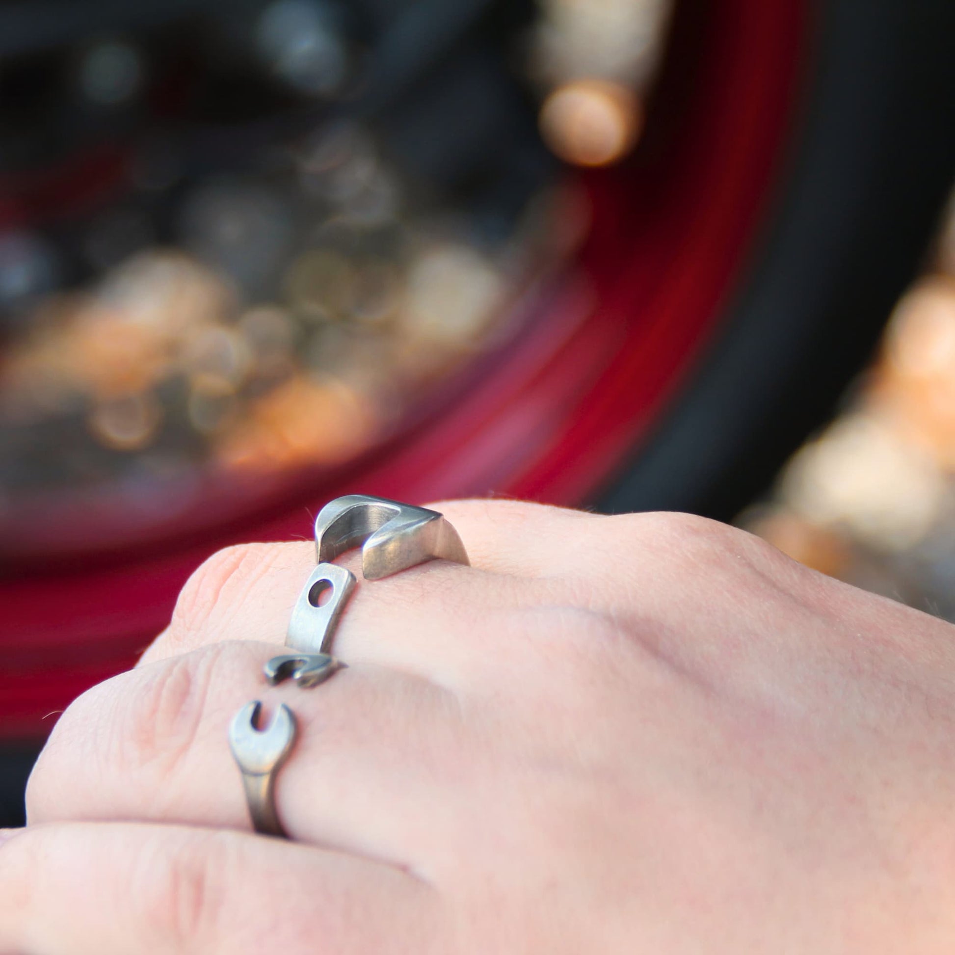 Bagues en acier inoxydable argenté de la marque italienne Rouille. Leur design en clé plate en font des accessoires audacieux et originaux.