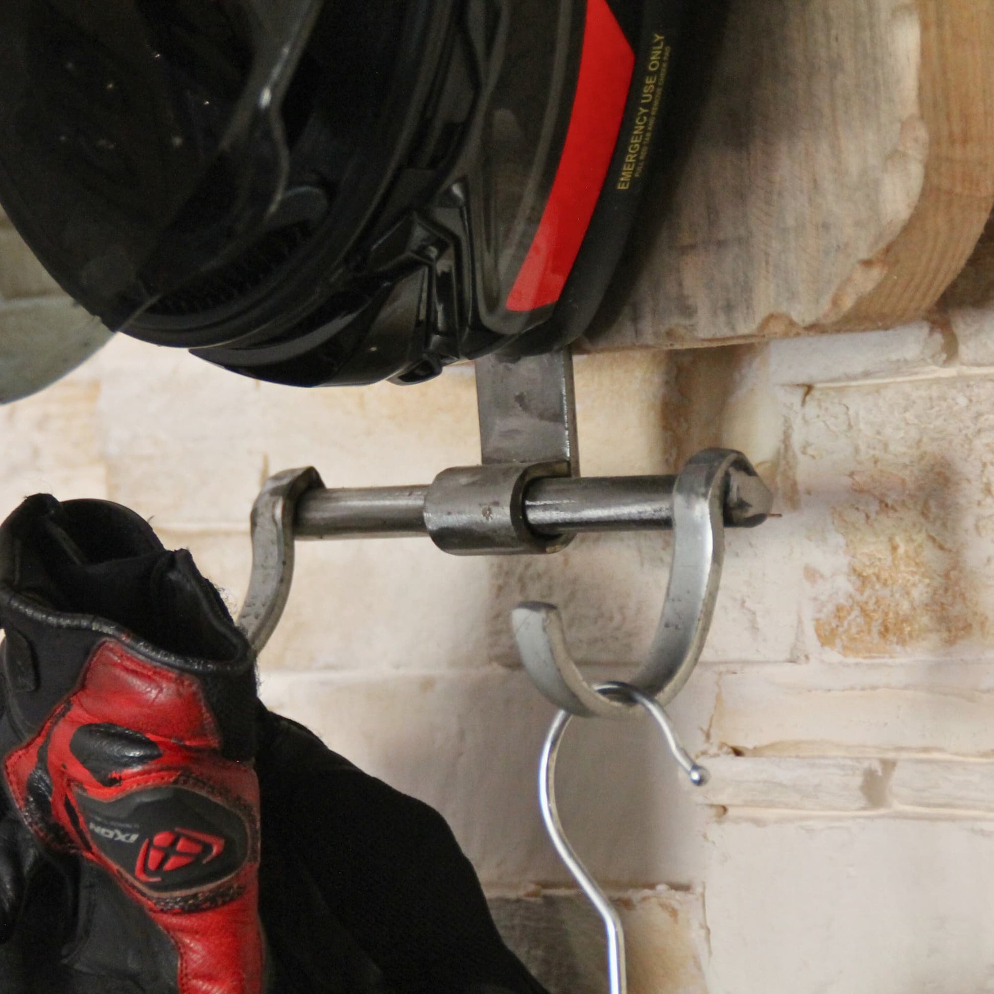 Zoom sur les crochets du support de casque moto gravé motarde en bois et métal recyclé.