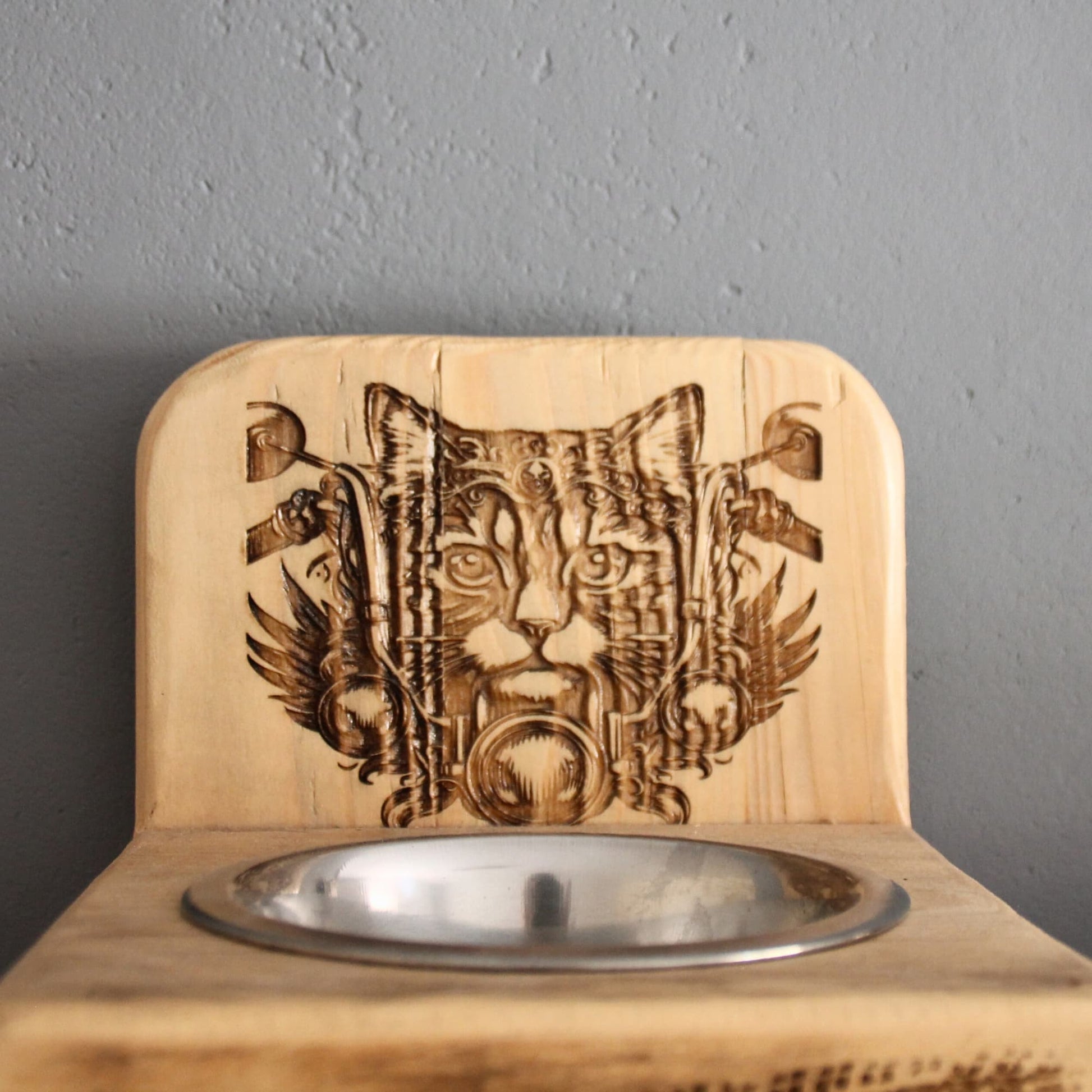 Zoom sur la gravure du Cat's bar en bois recyclé avec gamelle incluse