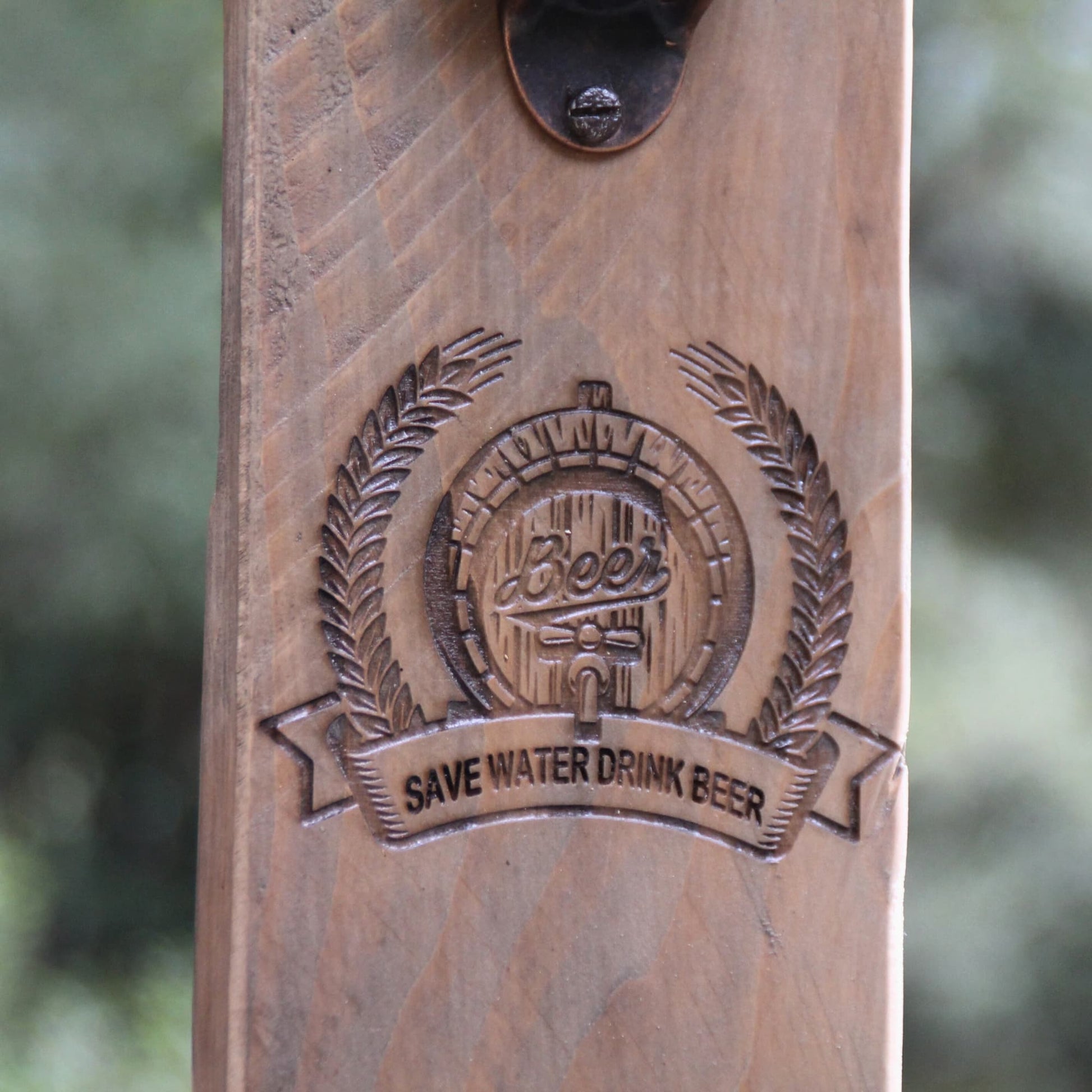 Détail de la gravure "save water drink beer" du décapsuleur mural