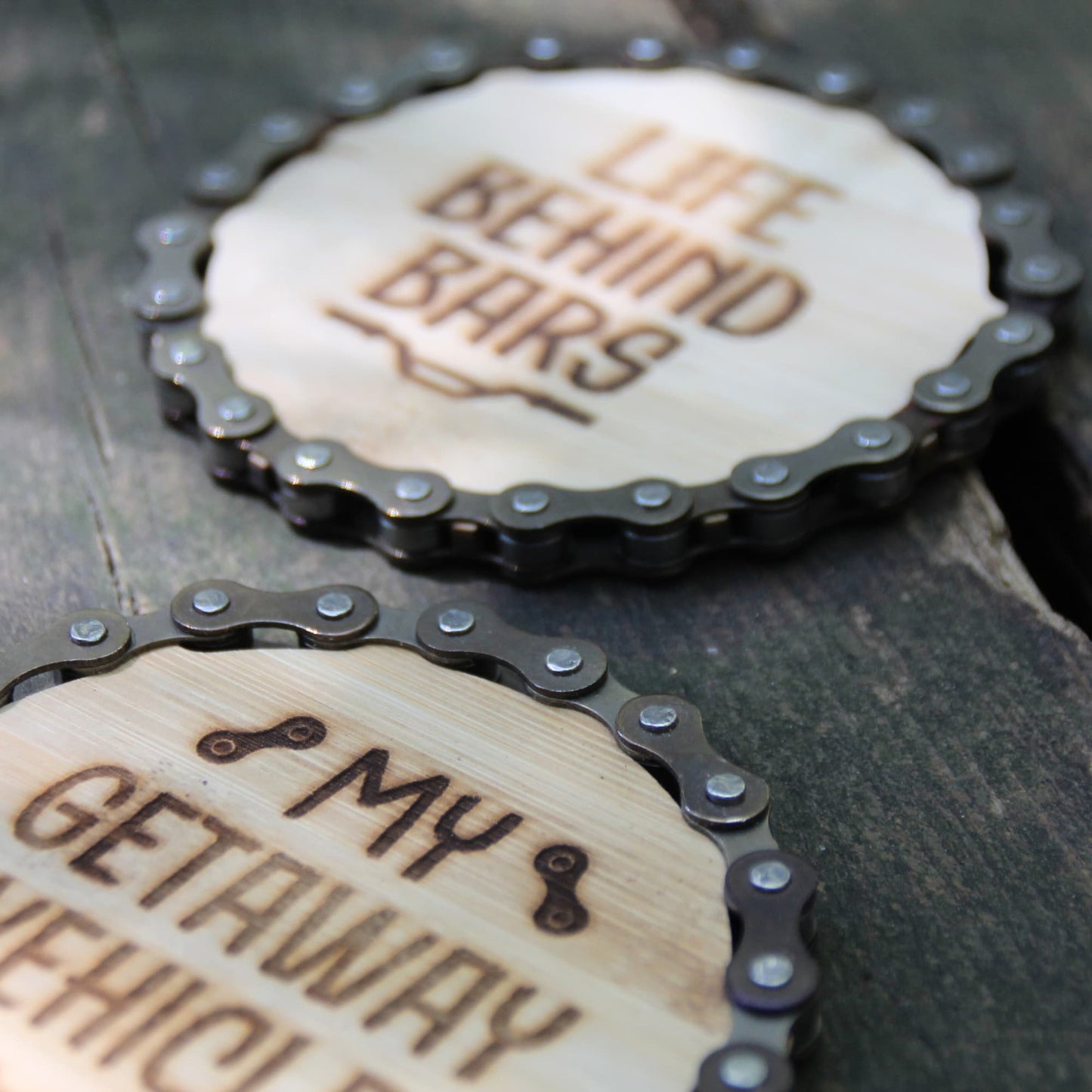 Détail sur la gravure et la chaine composant les dessous de verre en bambou