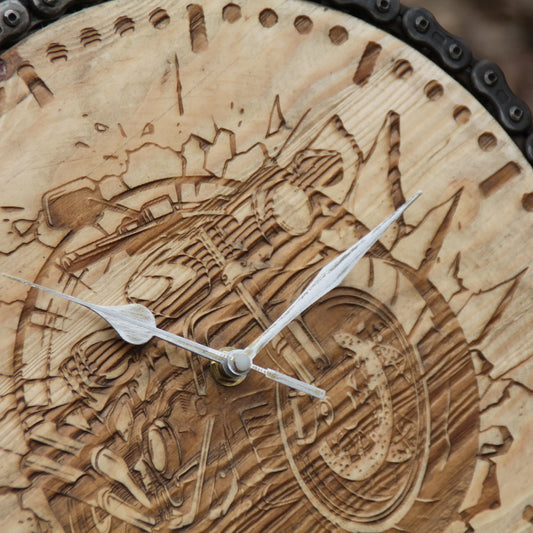 Zoom sur les aiguiles de l'horloge à poser en bois et chaine de moto