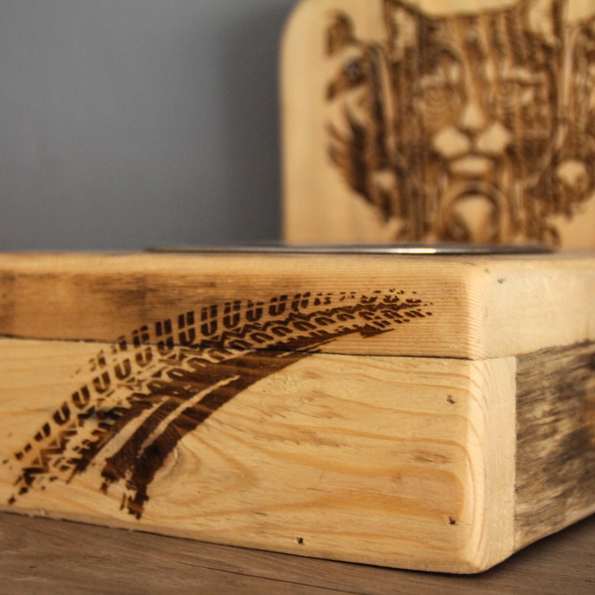 Zoom sur la gravure pneu du Cat's bar en bois recyclé