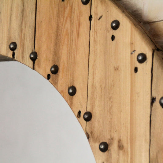 Détail du Miroir en bois recyclé et métal, fait à la main.