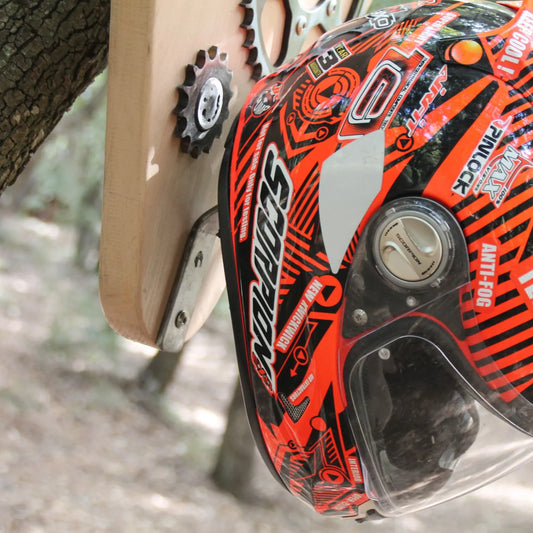 Zoom sur le Porte casque moto bois triangulaire et pièces mécaniques