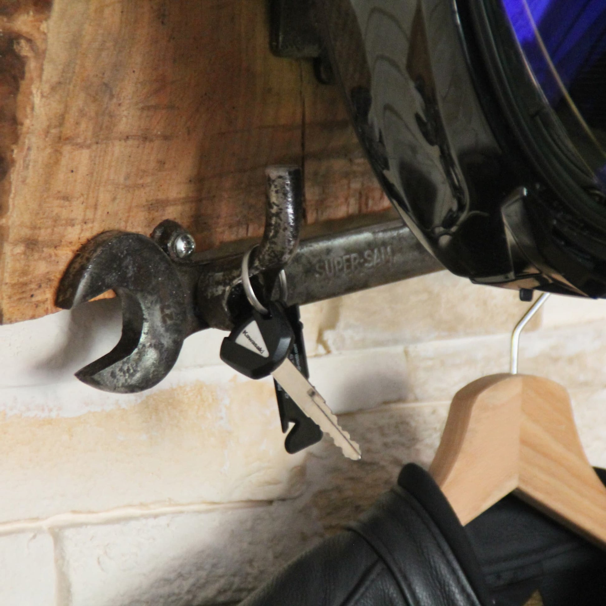 Zoom sur le support de casque moto en bois fruitier. Découpe brute, fait main, pièce unique.