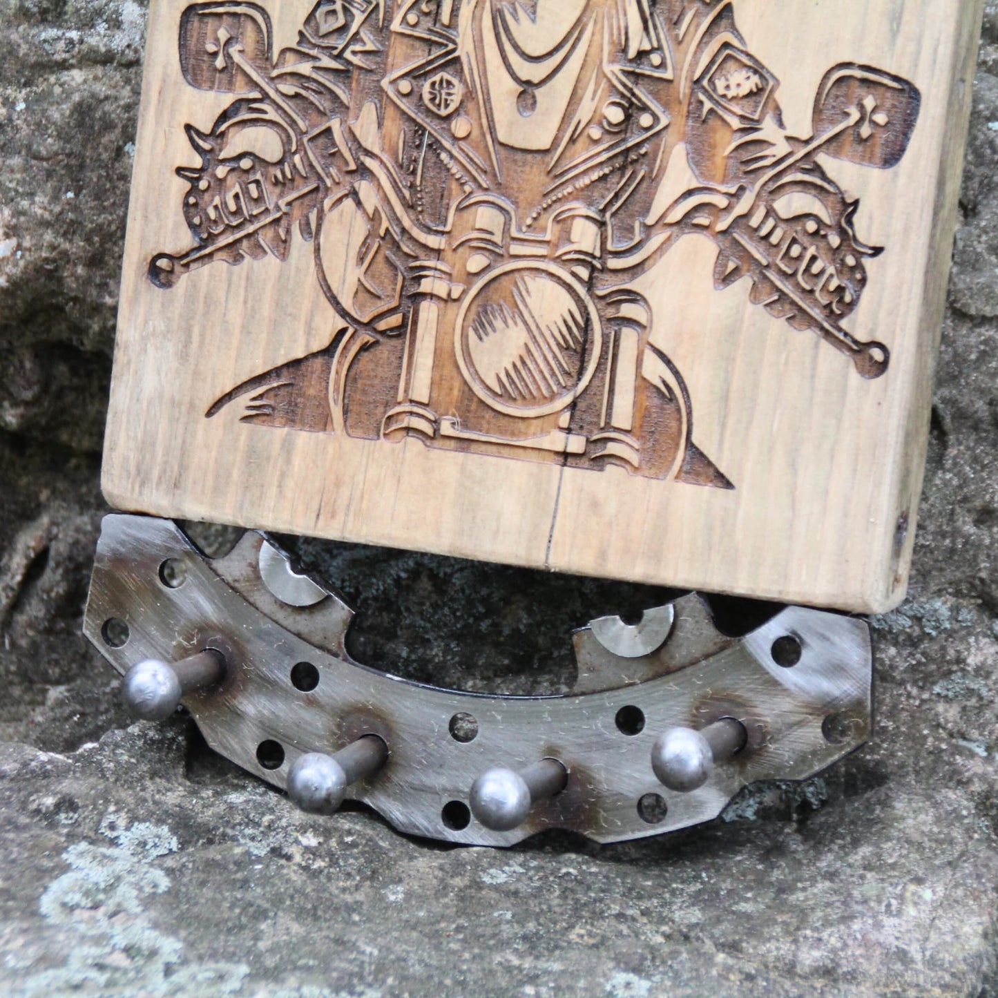 Tableau porte clé mural en bois et gravure laser motarde en bois et pièces mécaniques recyclées