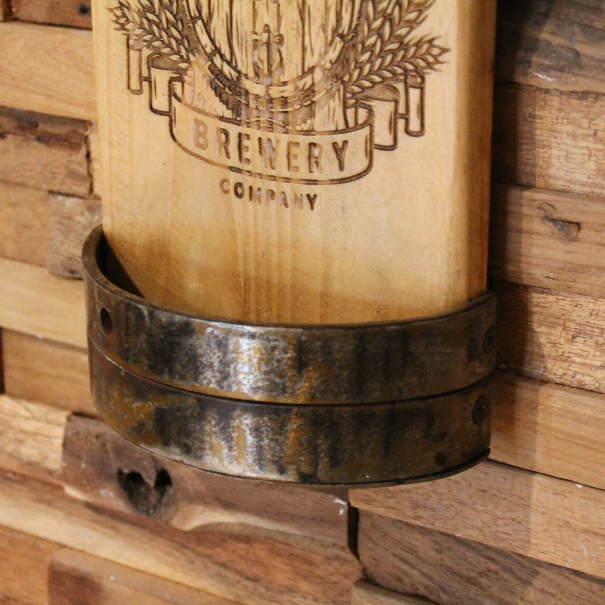 Bac de récupération de capsules du Décapsuleur mural en bois recyclé fait à la main. Gravure Best Craft Beer.