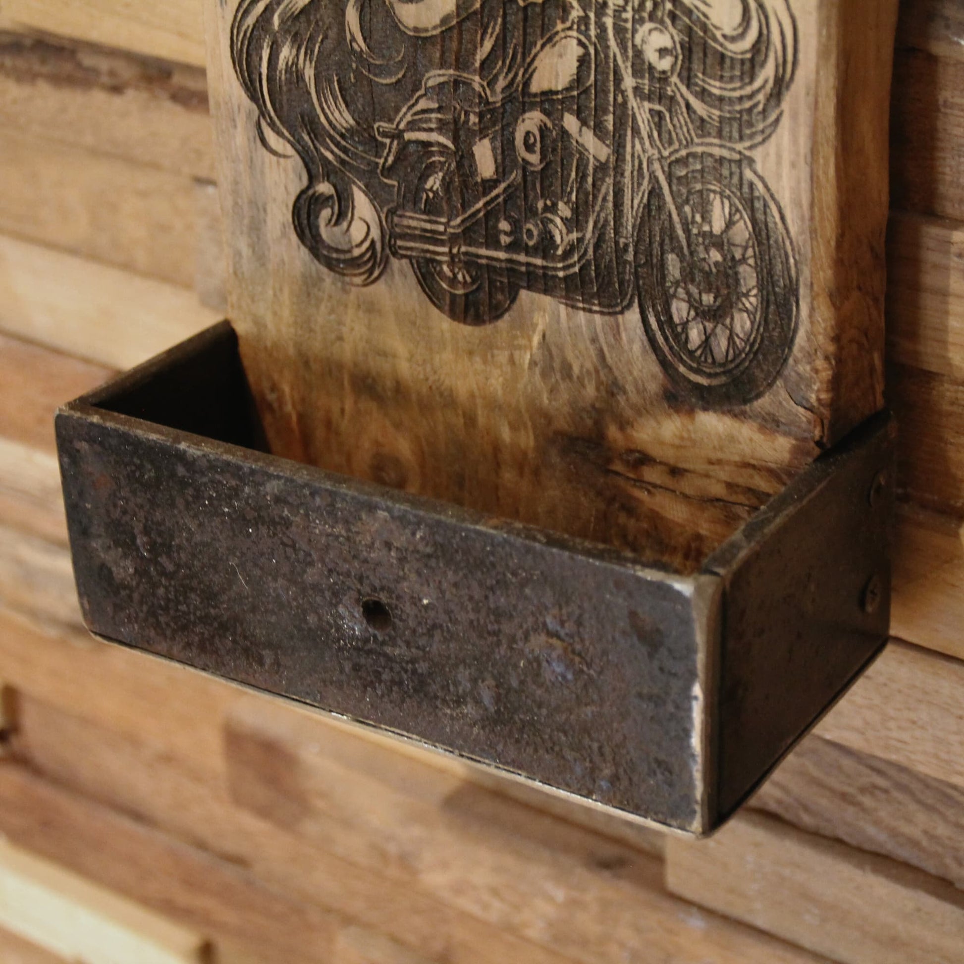 Details du décapsuleur mural en bois et métal recyclé. Fait main. Gravure pirate motarde sexy.