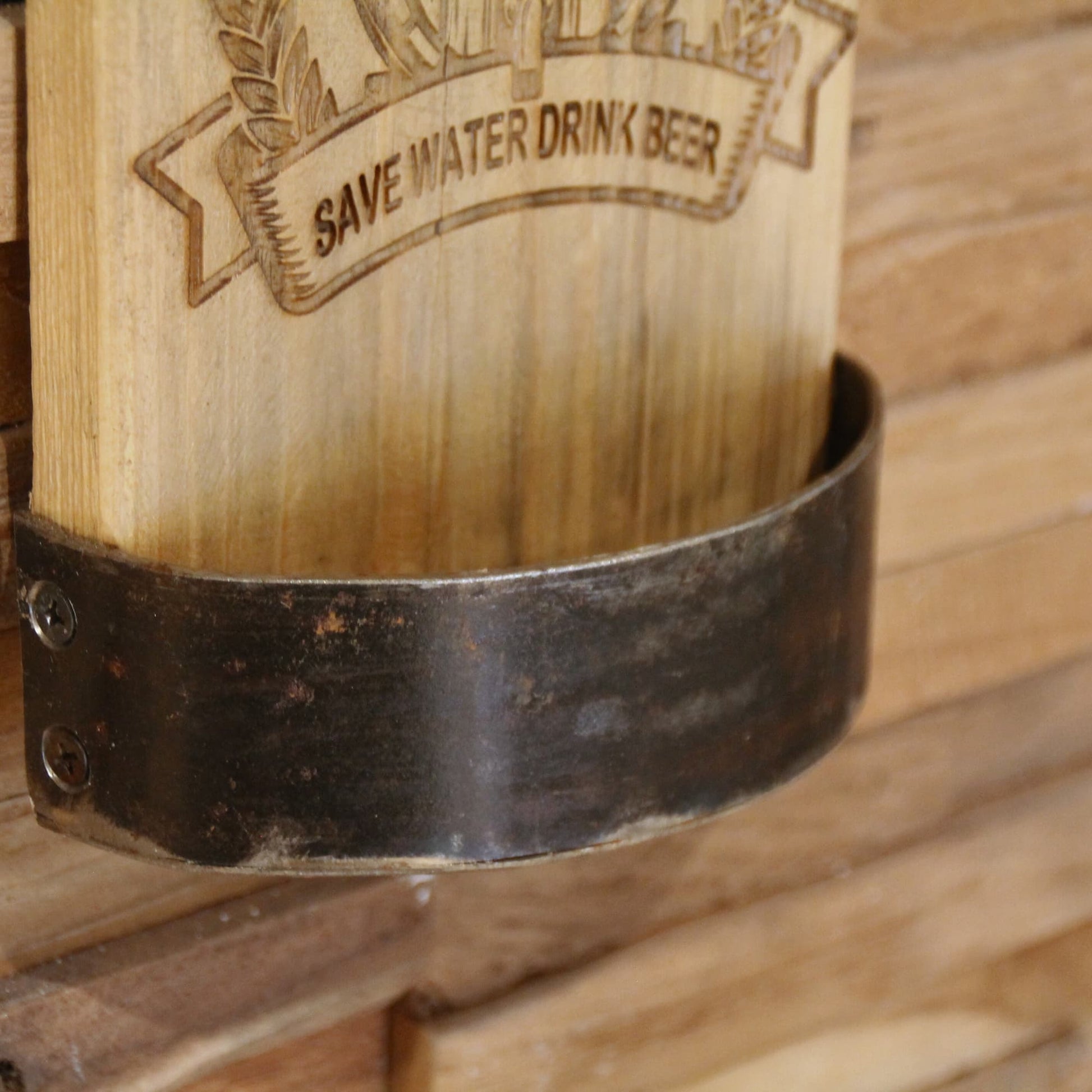 Détails du Décapsuleur mural artisanal en bois recyclé et métal. Gravure "Save water drink beer"