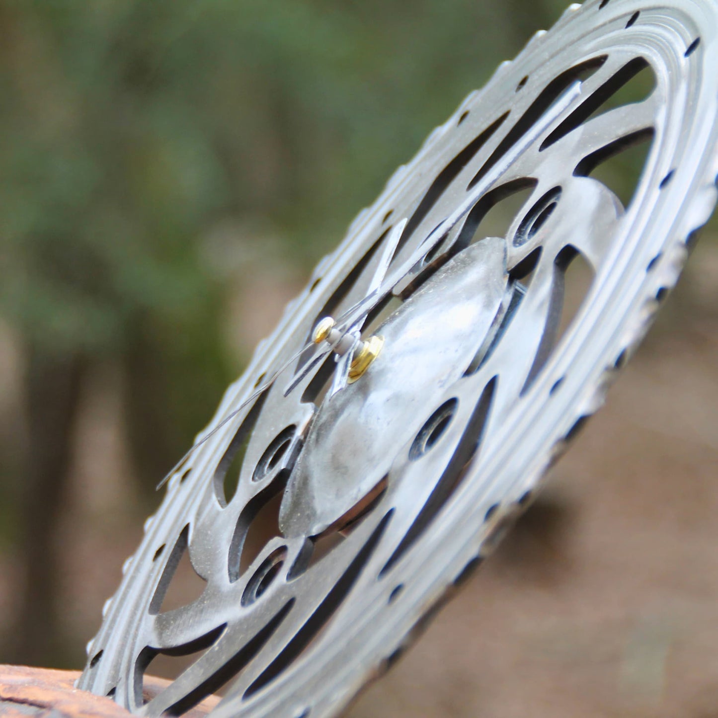 Zoom sur le disque de frein moto utilisé pour l'horloge.