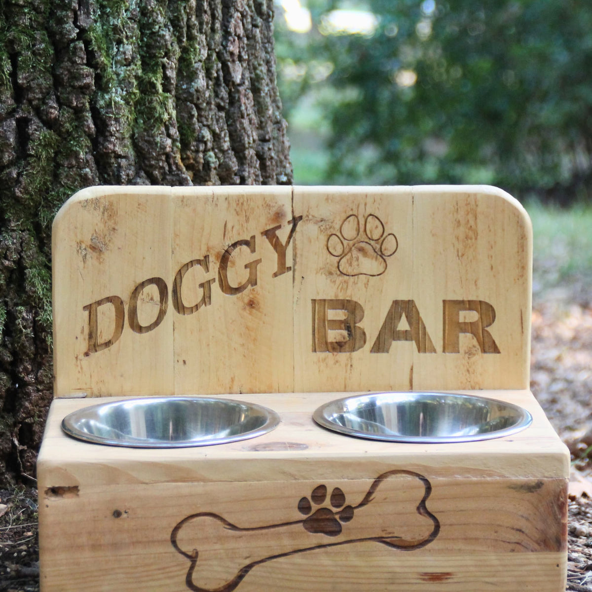 Double gamelle pour chien en bois recyclé et inox avec Gravure Doggy Bar avec patte et os