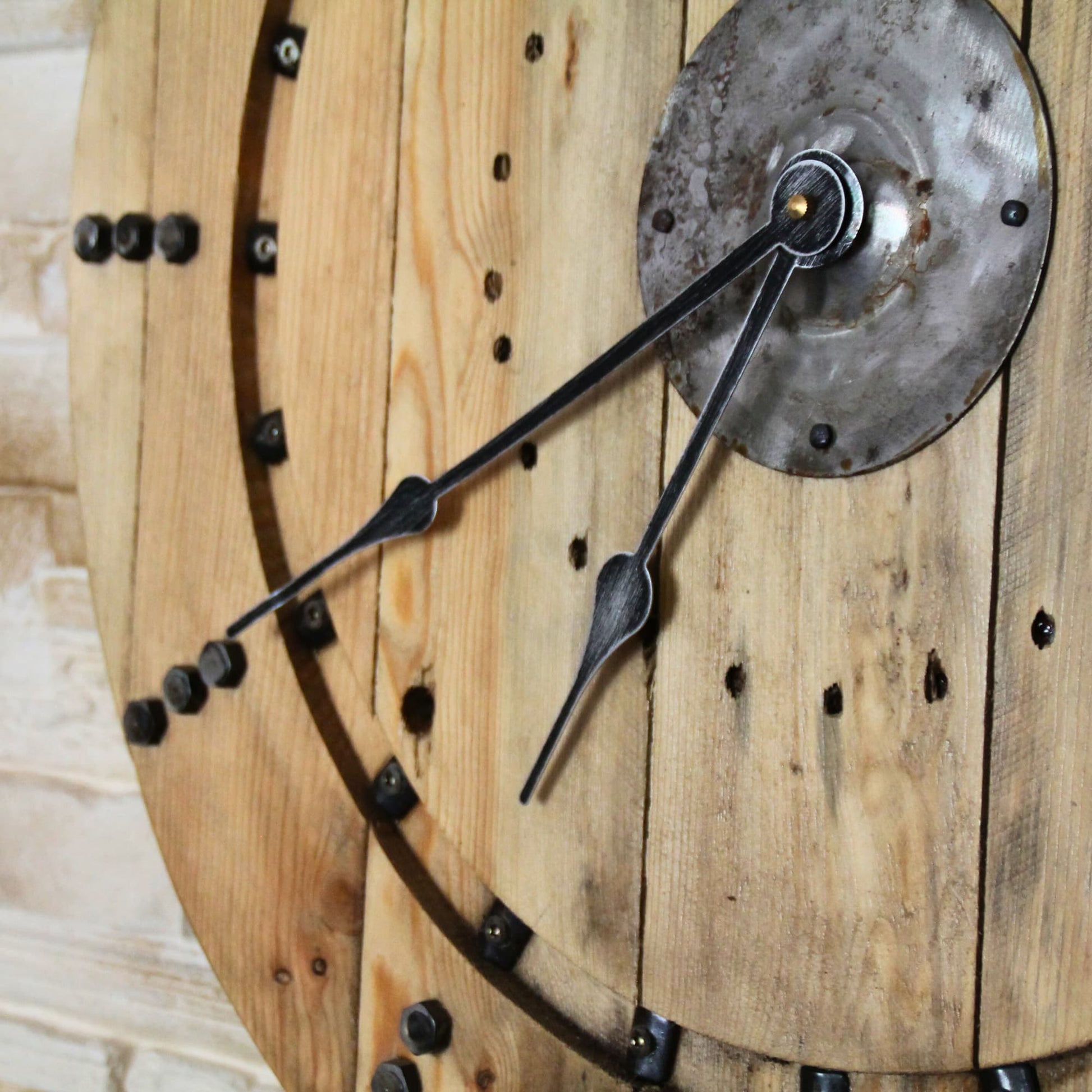 Détails de l'horloge en bois de palette et métal recyclé. Piece unique