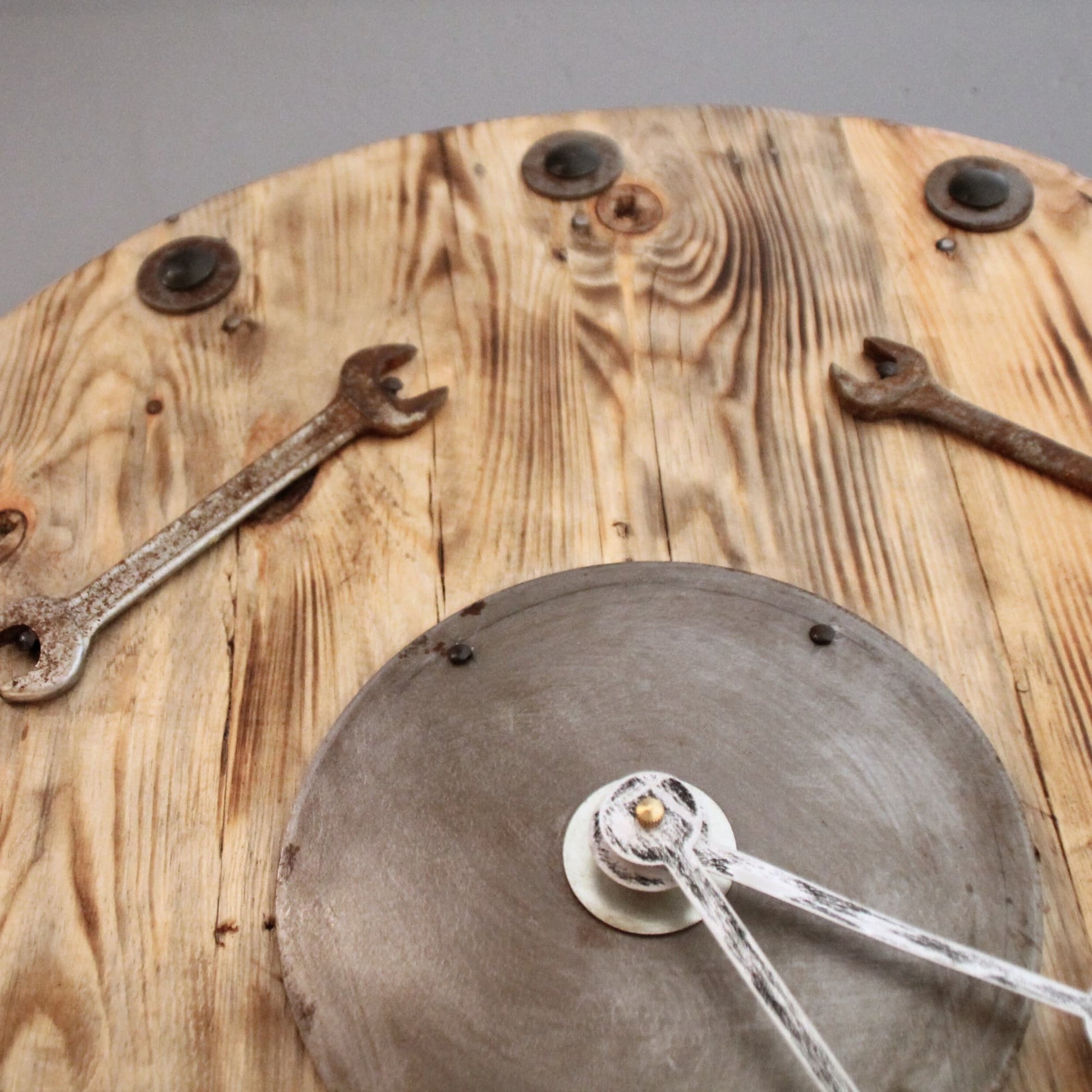 Horloge en bois recyclé faite à la main avec des matériaux recyclés.