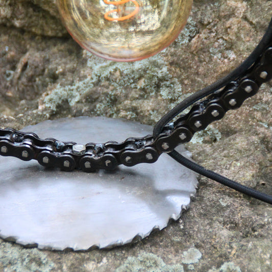 Zoom sur la chaine de moto recyclée de la lampe artisanale