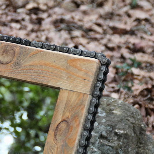 Détails de la chaine de moto utilisée pour le miroir en bois