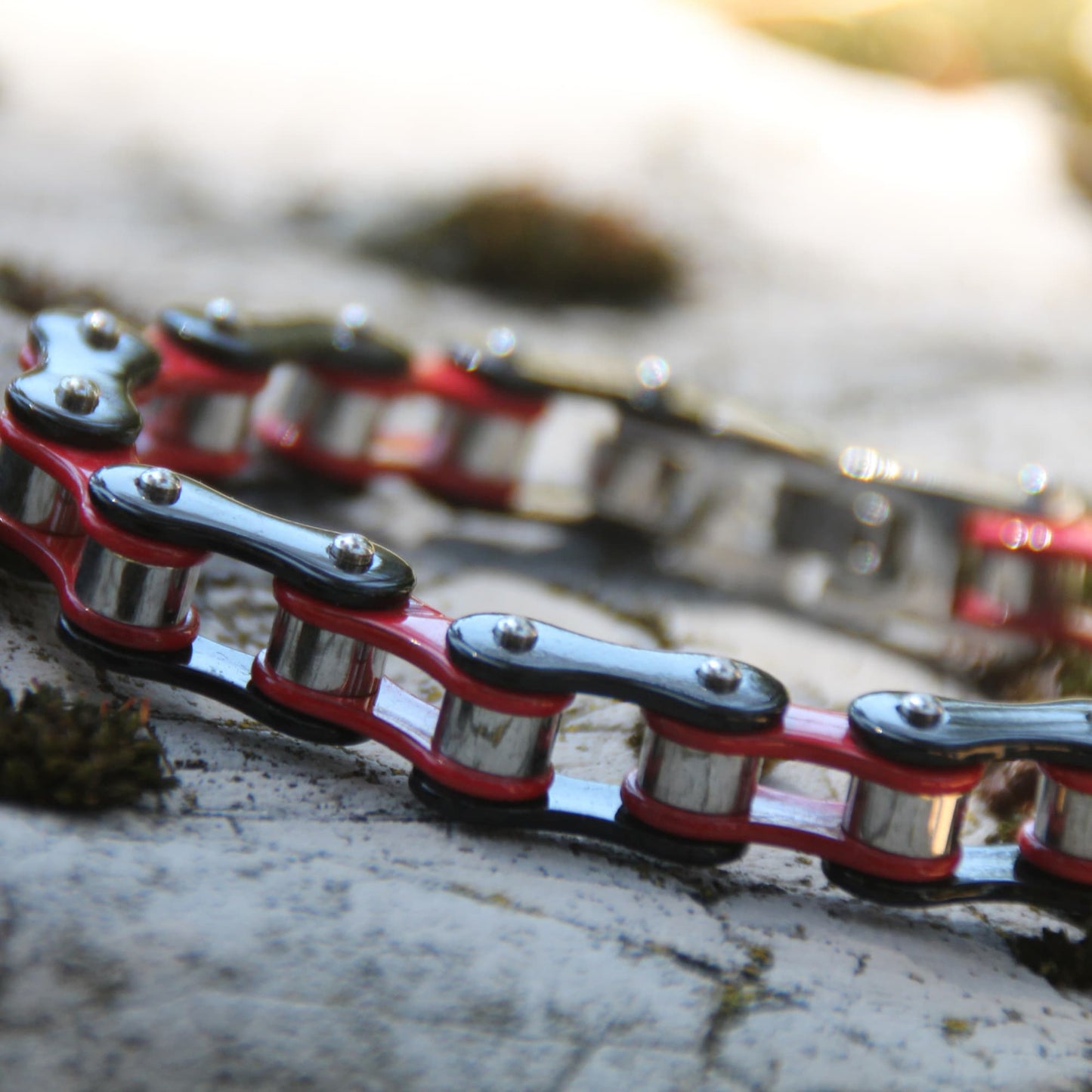 Cadeau original pour motard : le bracelet chaine de moto rouge et noir.