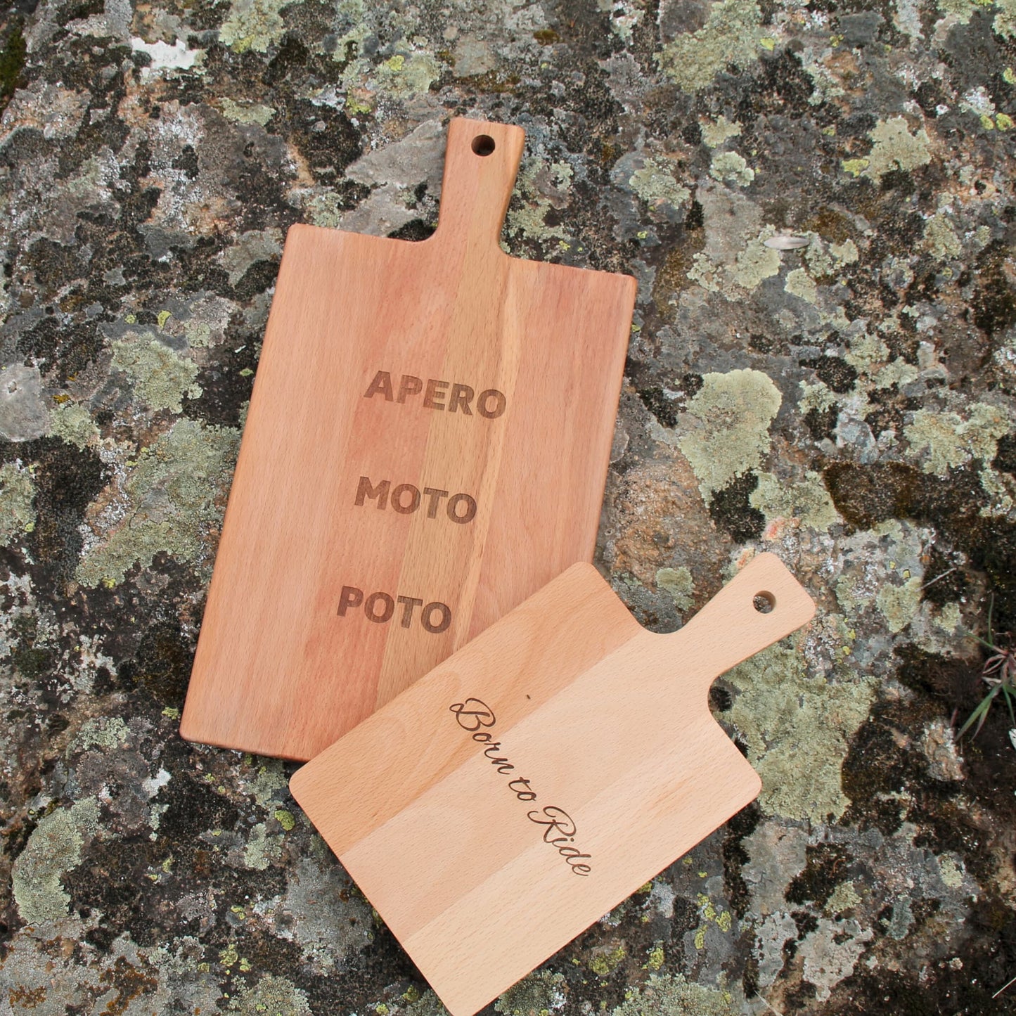 Deux planches à découper en bois naturel gravées dans l'univers de la moto. Born to ride et Apero moto poto.