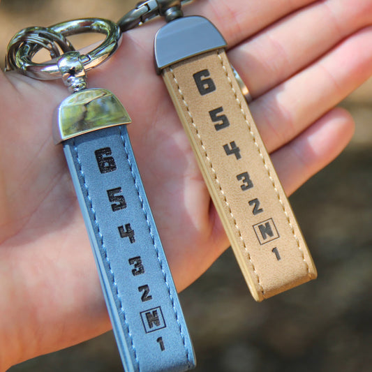 Duo de porte clés en simili cuir gravés du 1N23456, symbolisant la passion de la moto !