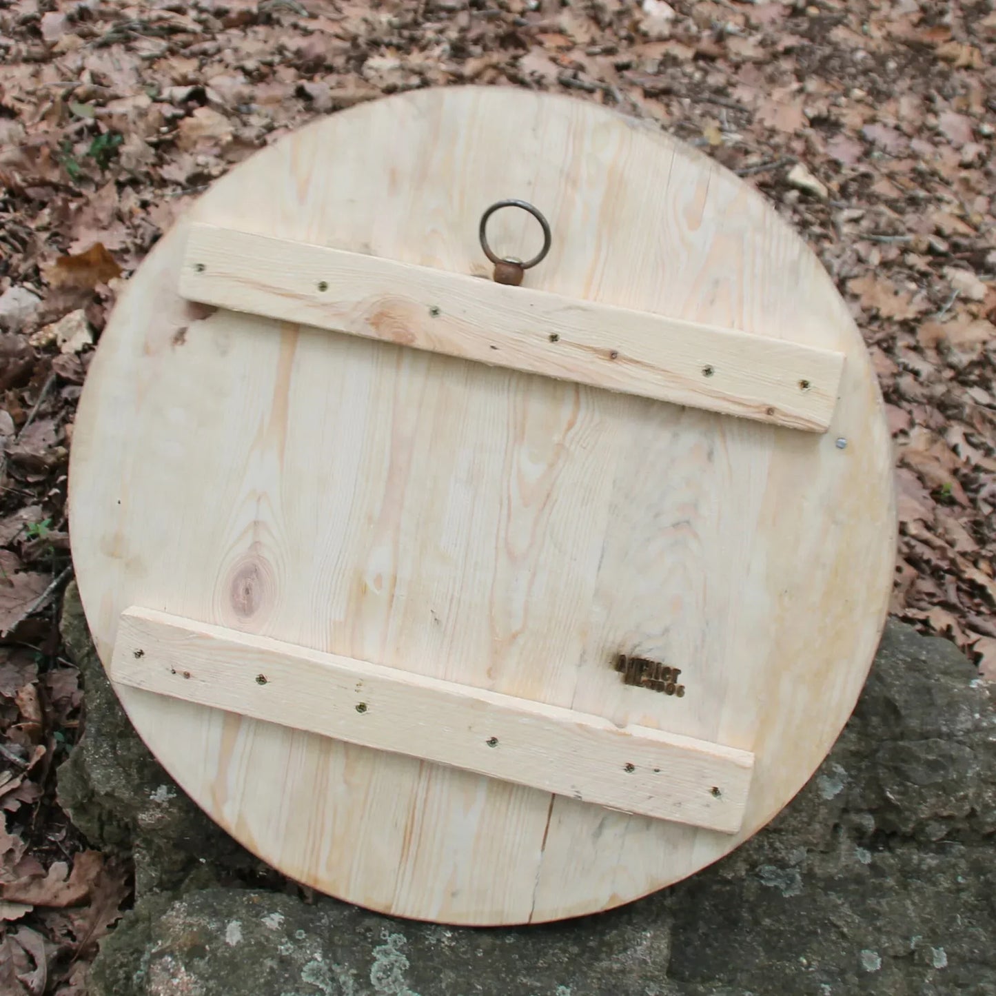 Dos de l'horloge en bois de récupération et chaine de moto authentique.