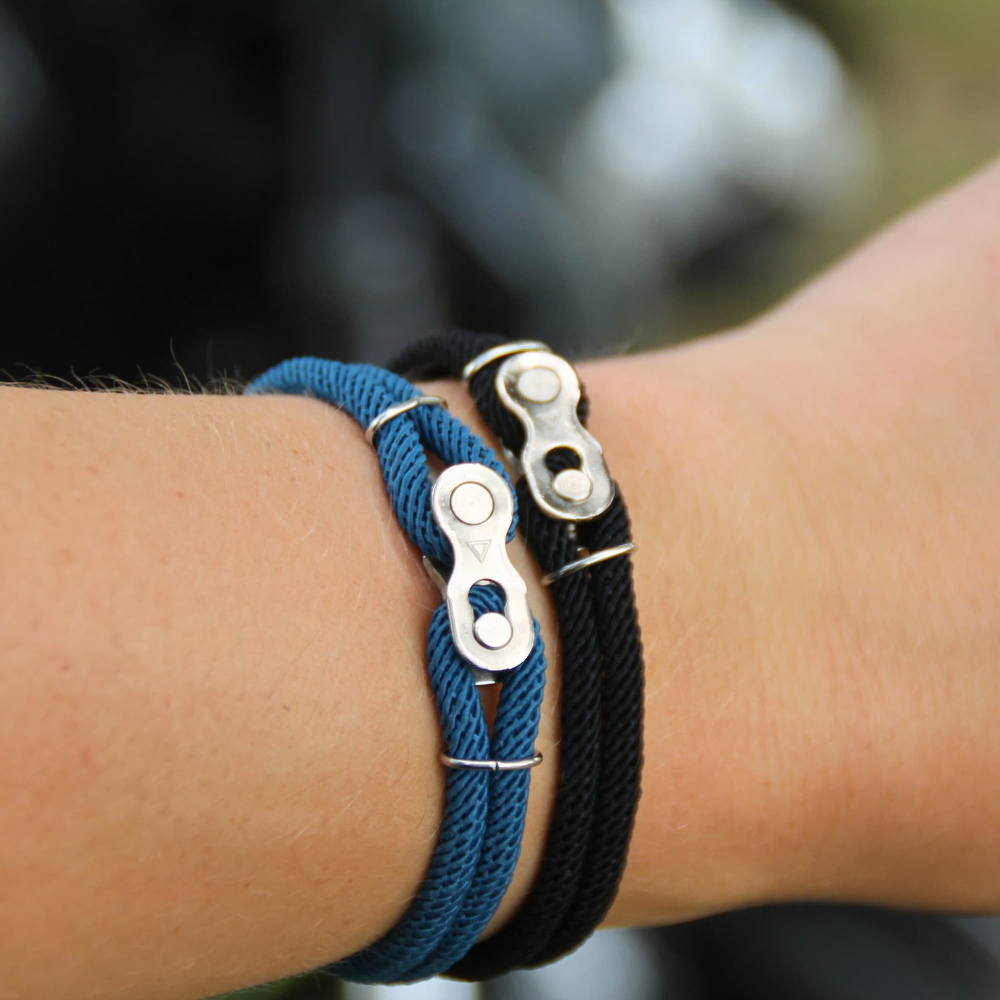 Duo de bracelets cordon maillon de chaine bleu et noir.
