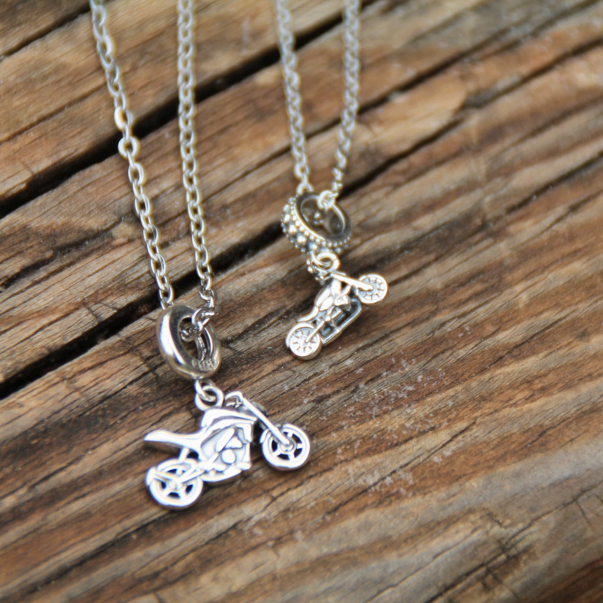 Colliers chaine acier et pendentif charm argent 925 avec moto sportive ou moto custom