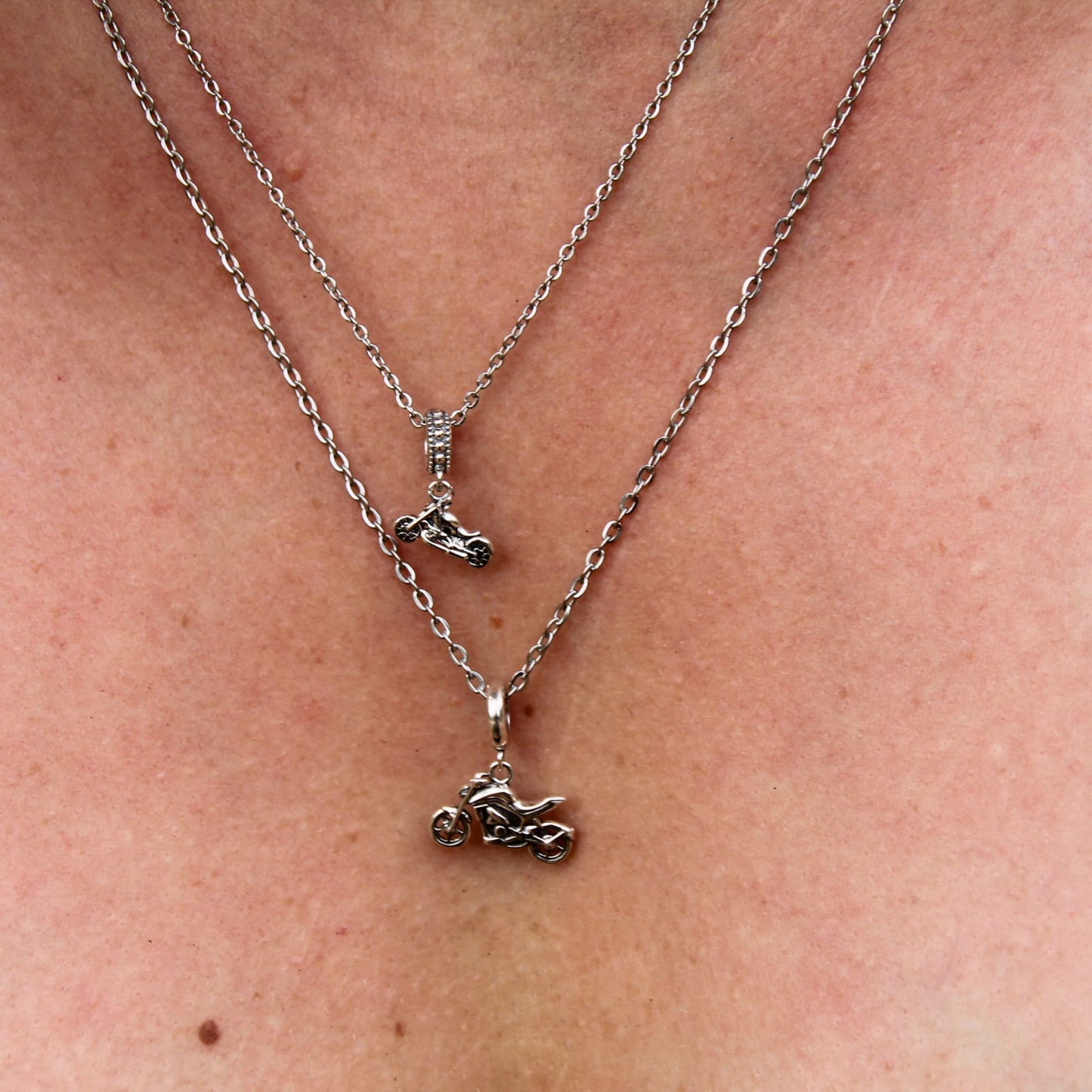 Deux colliers chaine acier et charm argent 925 avec moto sportive ou moto custom