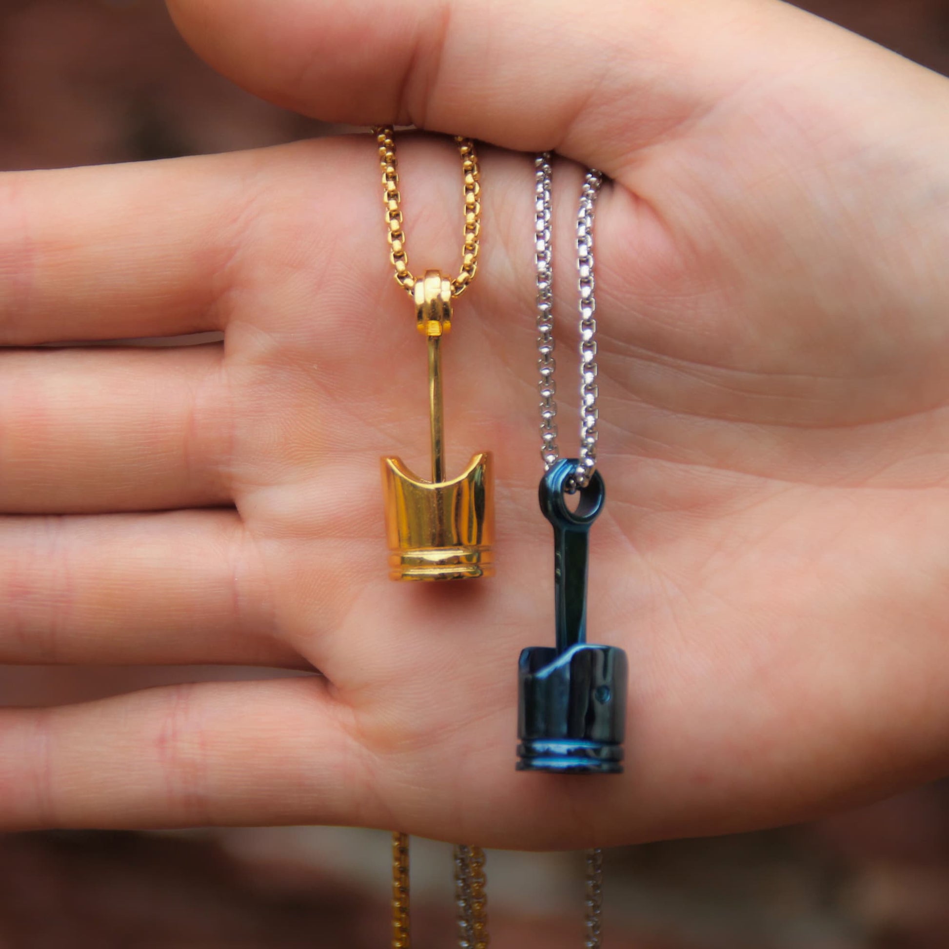 Collier en acier inoxydable pendentif piston moto doré ou bleu.