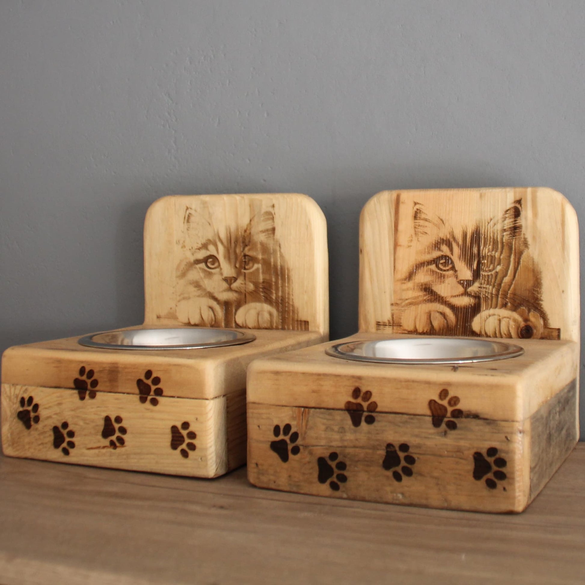 Duo de gamelles bar à chat en bois recyclé et gravées de chats à poils longs et de traces de pattes.