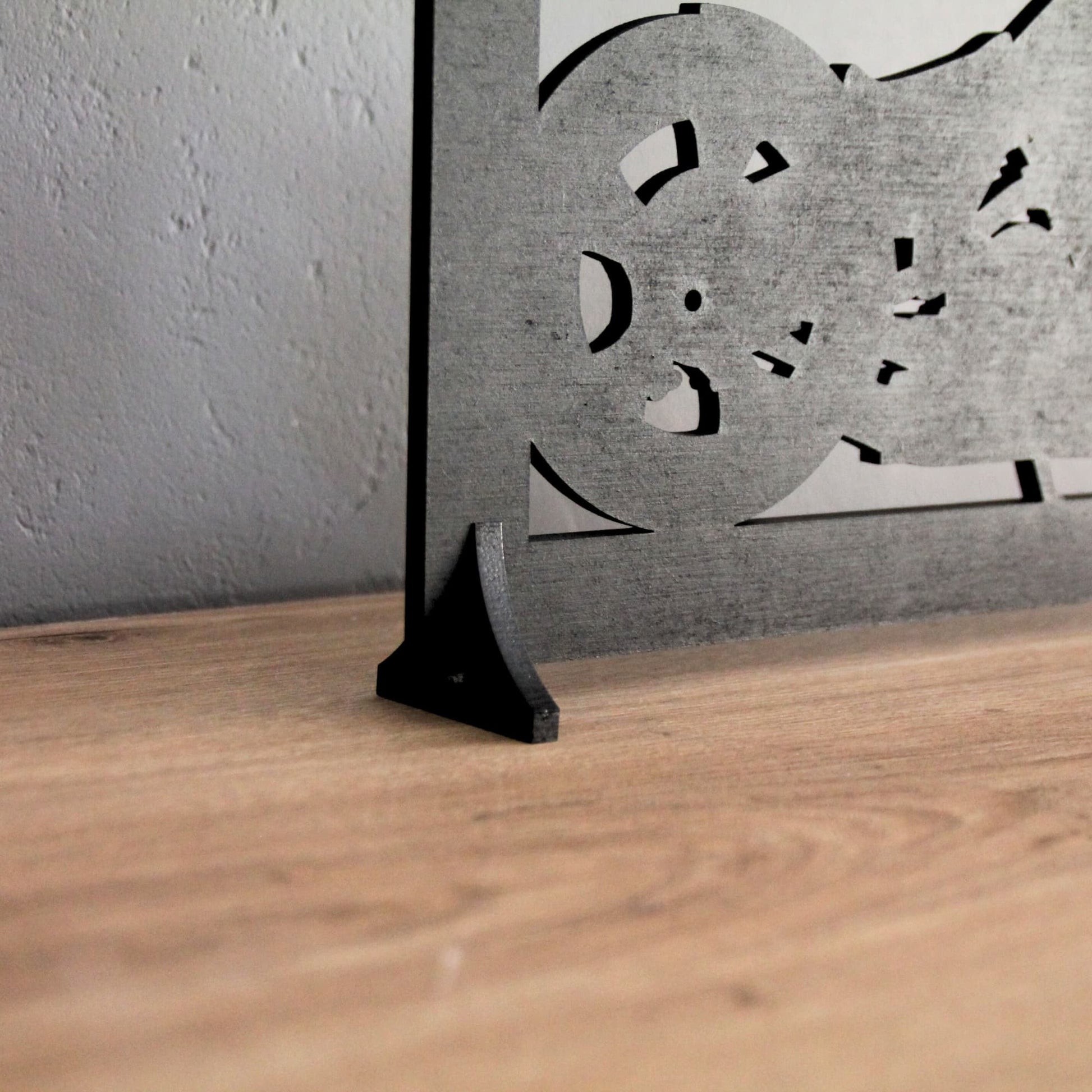 Zoom sur les pieds de fixation pour poser le tableau sur un meuble.