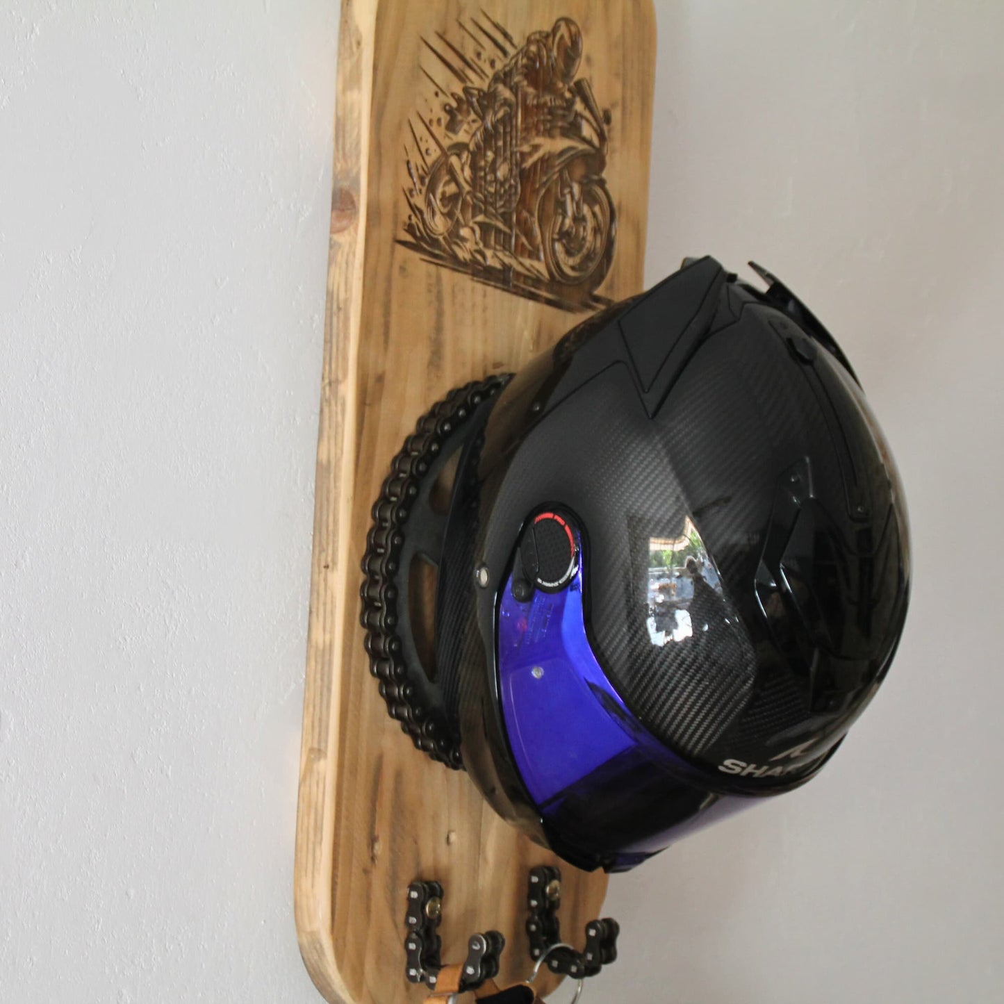 Support de casque moto artisanal en bois recyclé et pièces mécaniques.