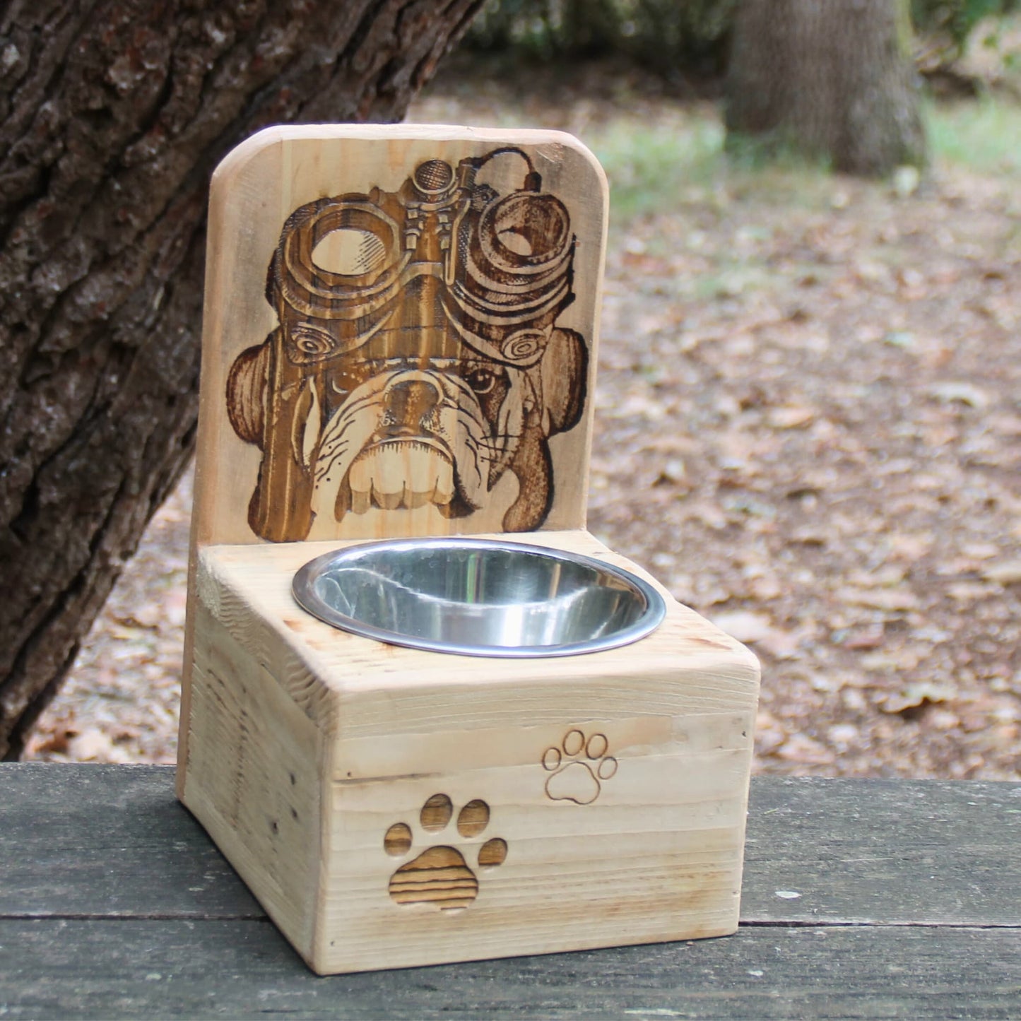 Gamelle surélevée pour chien de race Bulldog, design unique et bois recyclé.