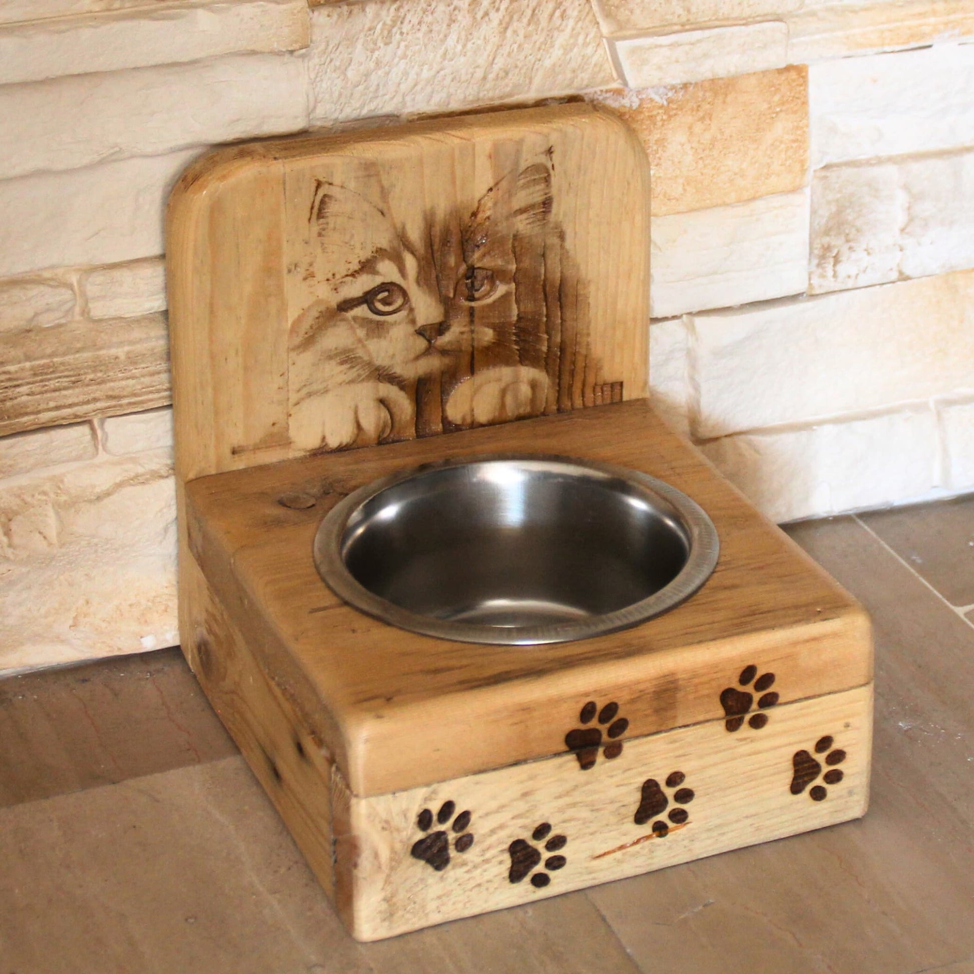 Gamelle inox pour chat intégrée dans un bar à chat en bois recyclé. Gravure chat à poils longs et pattes de chat.