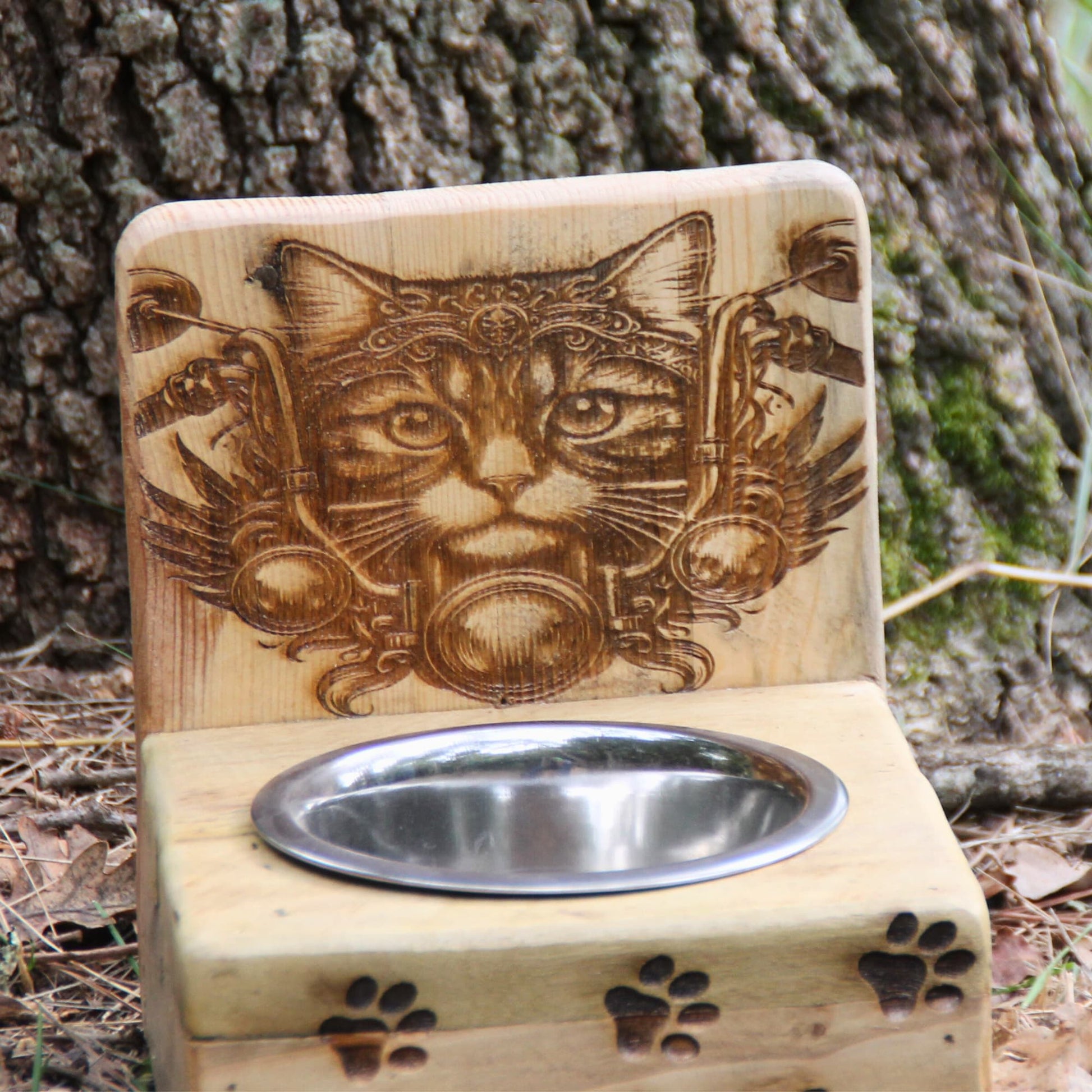 Gamelle chat en bois et inox. Gravure chat motard et traces de pattes